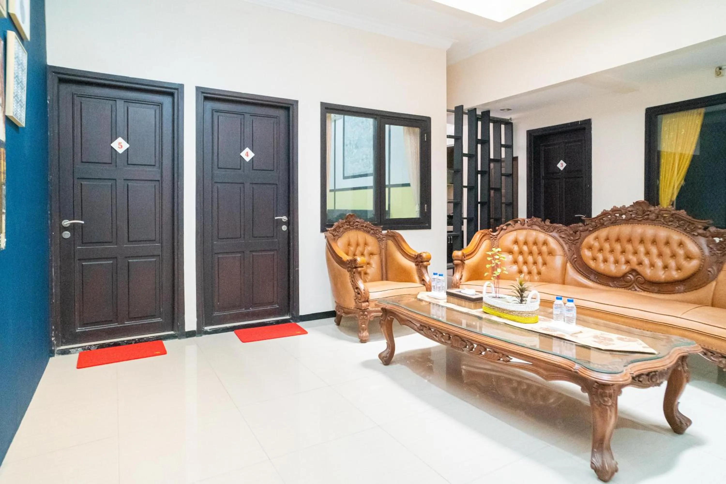 Living room in RedDoorz Syariah near Marvel City Mall 2