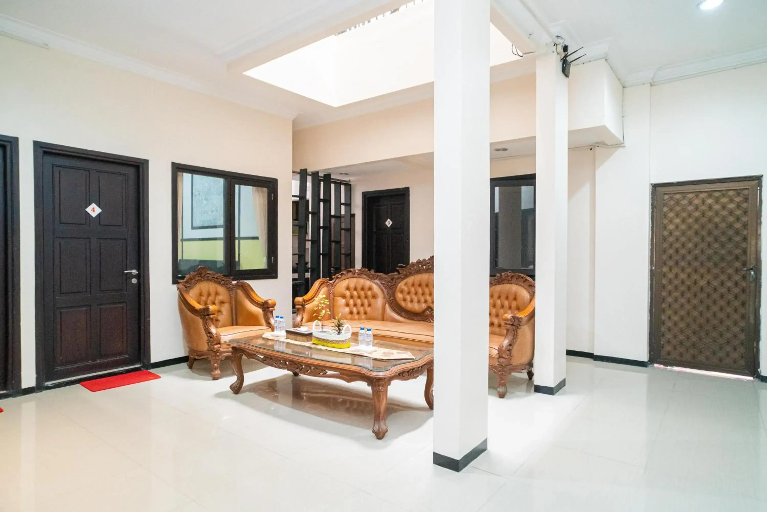 Living room in RedDoorz Syariah near Marvel City Mall 2 Living room in RedDoorz Syariah near Marvel City Mall 2