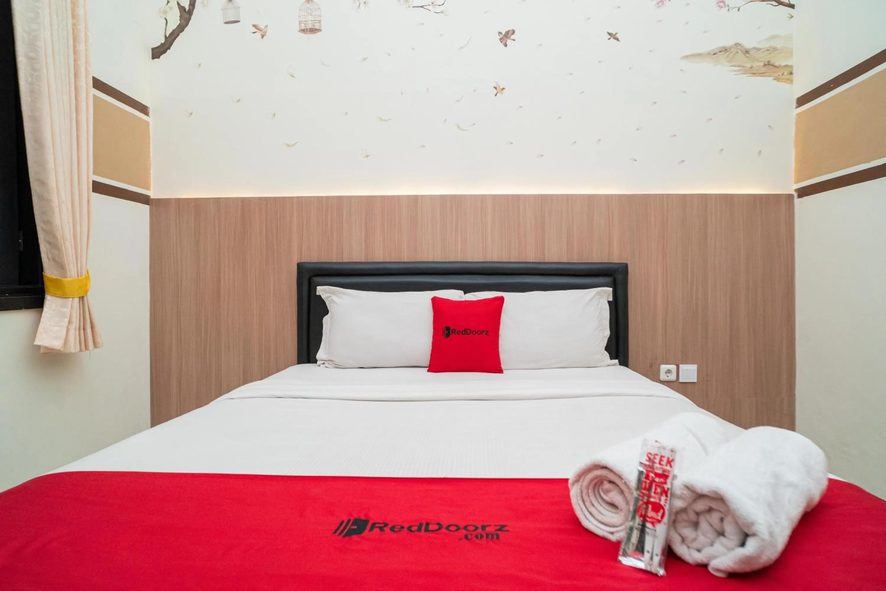 Bedroom, Bed in RedDoorz Syariah near Marvel City Mall 2