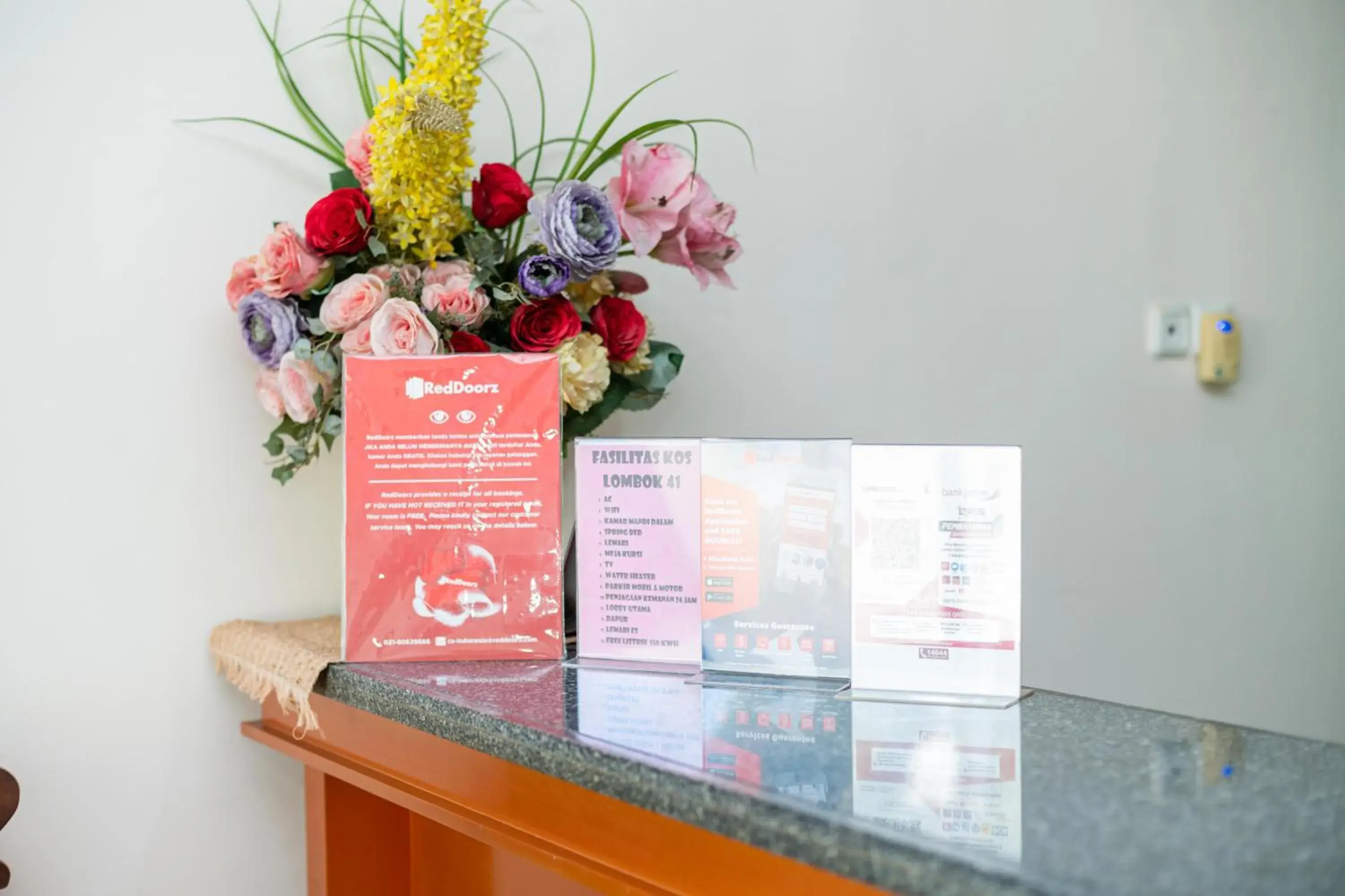 Lobby or reception in RedDoorz Syariah near Marvel City Mall 2 Lobby or reception in RedDoorz Syariah near Marvel City Mall 2