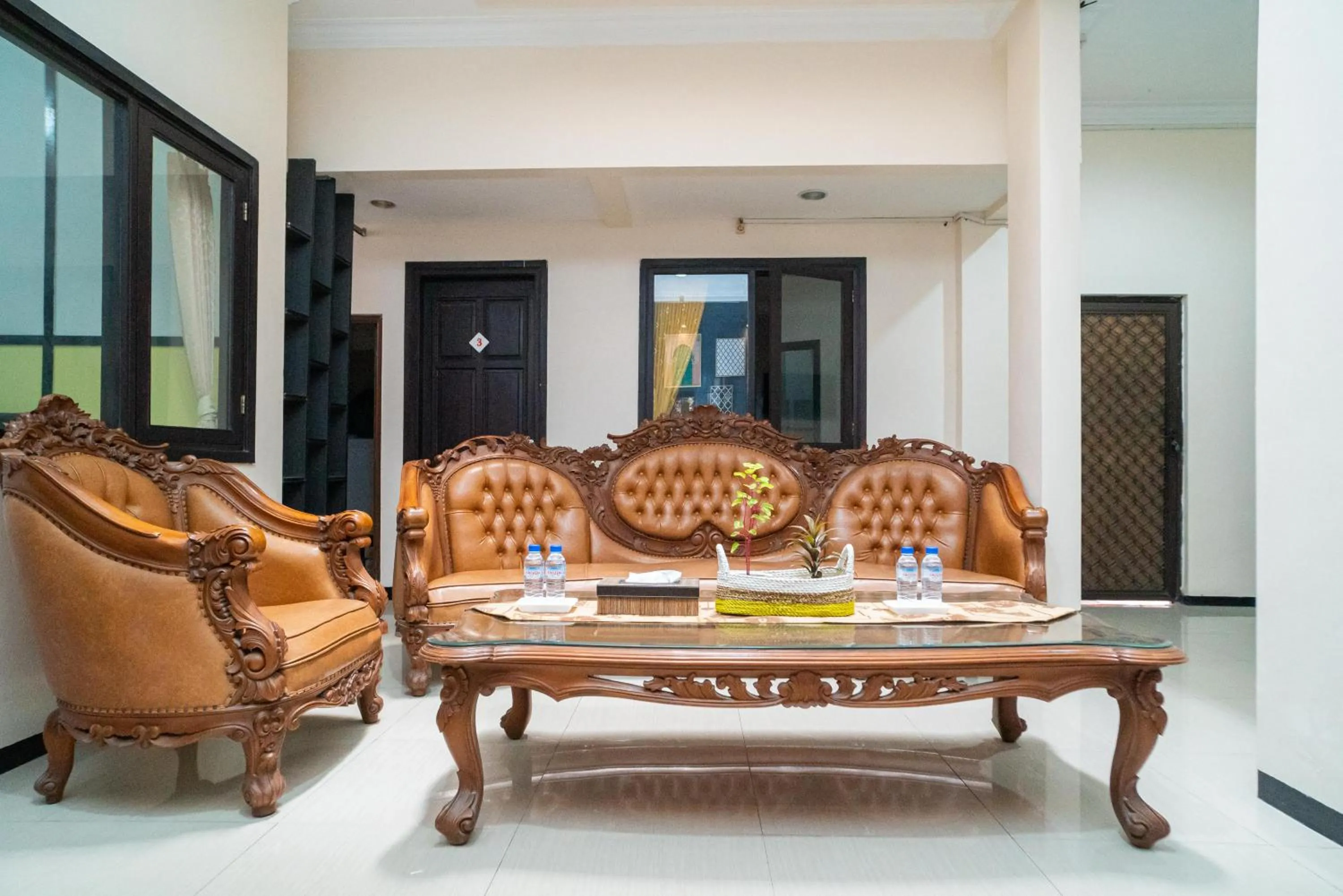 Lobby or reception in RedDoorz Syariah near Marvel City Mall 2