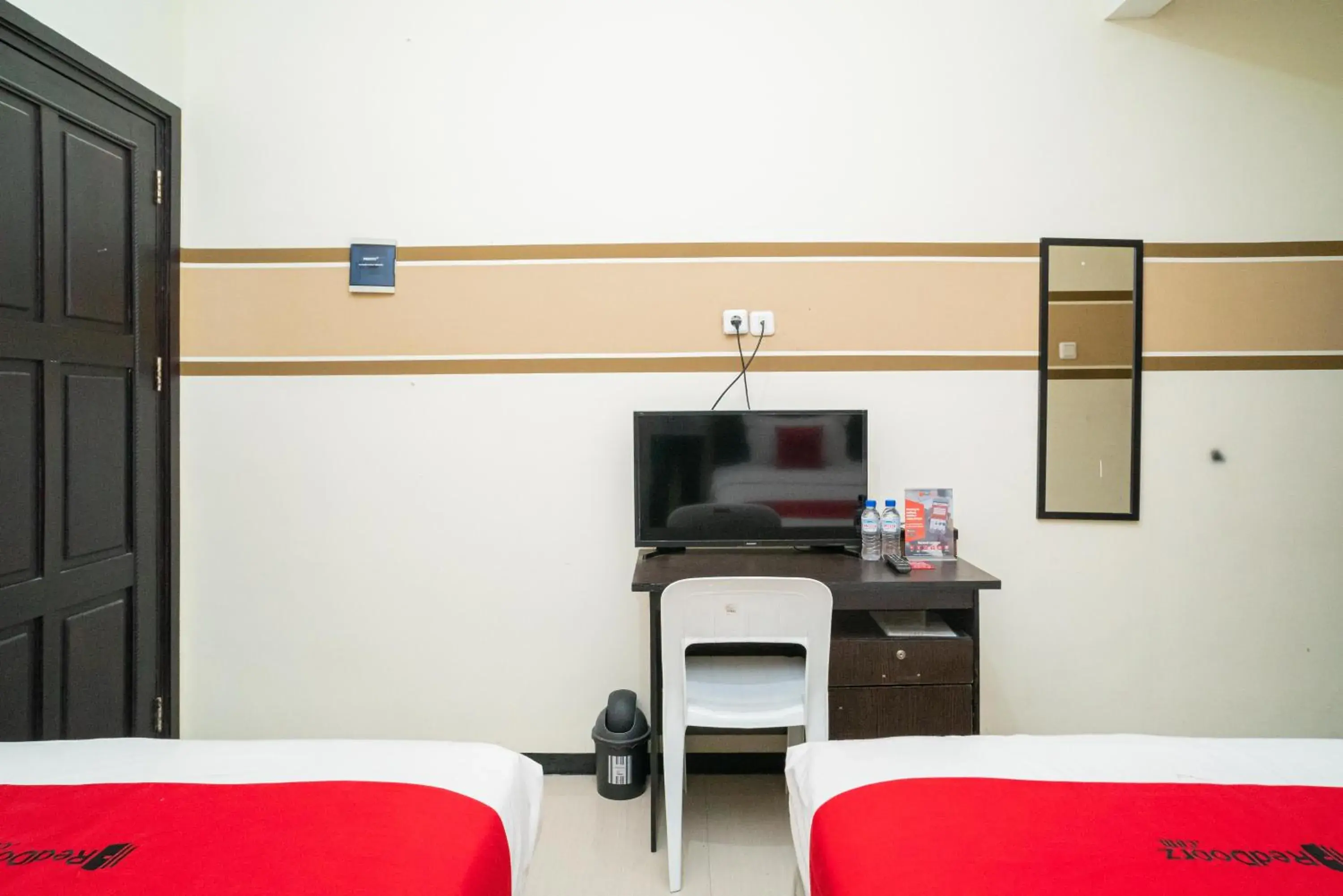 Twin Room in RedDoorz Syariah near Marvel City Mall 2 Twin Room in RedDoorz Syariah near Marvel City Mall 2