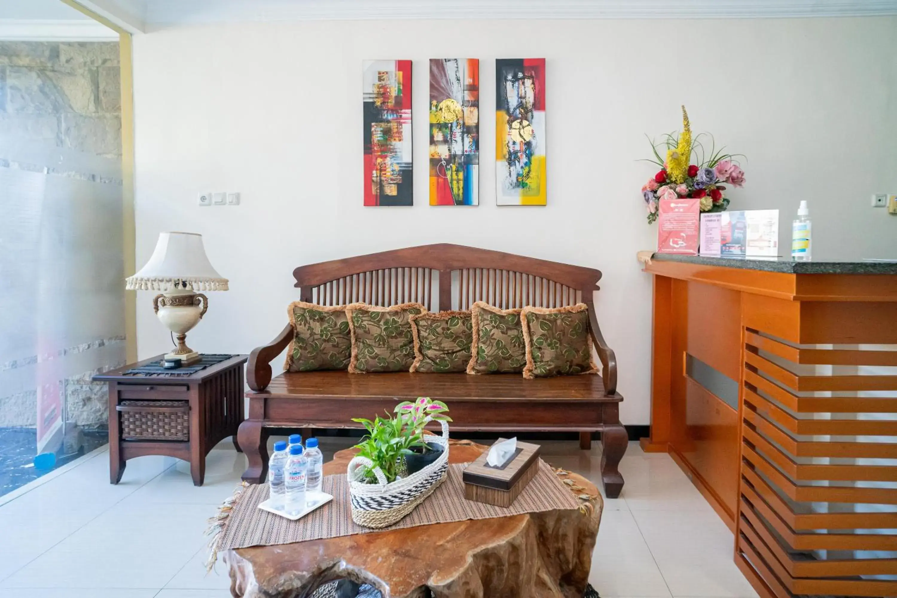 Lobby or reception in RedDoorz Syariah near Marvel City Mall 2 Lobby or reception in RedDoorz Syariah near Marvel City Mall 2