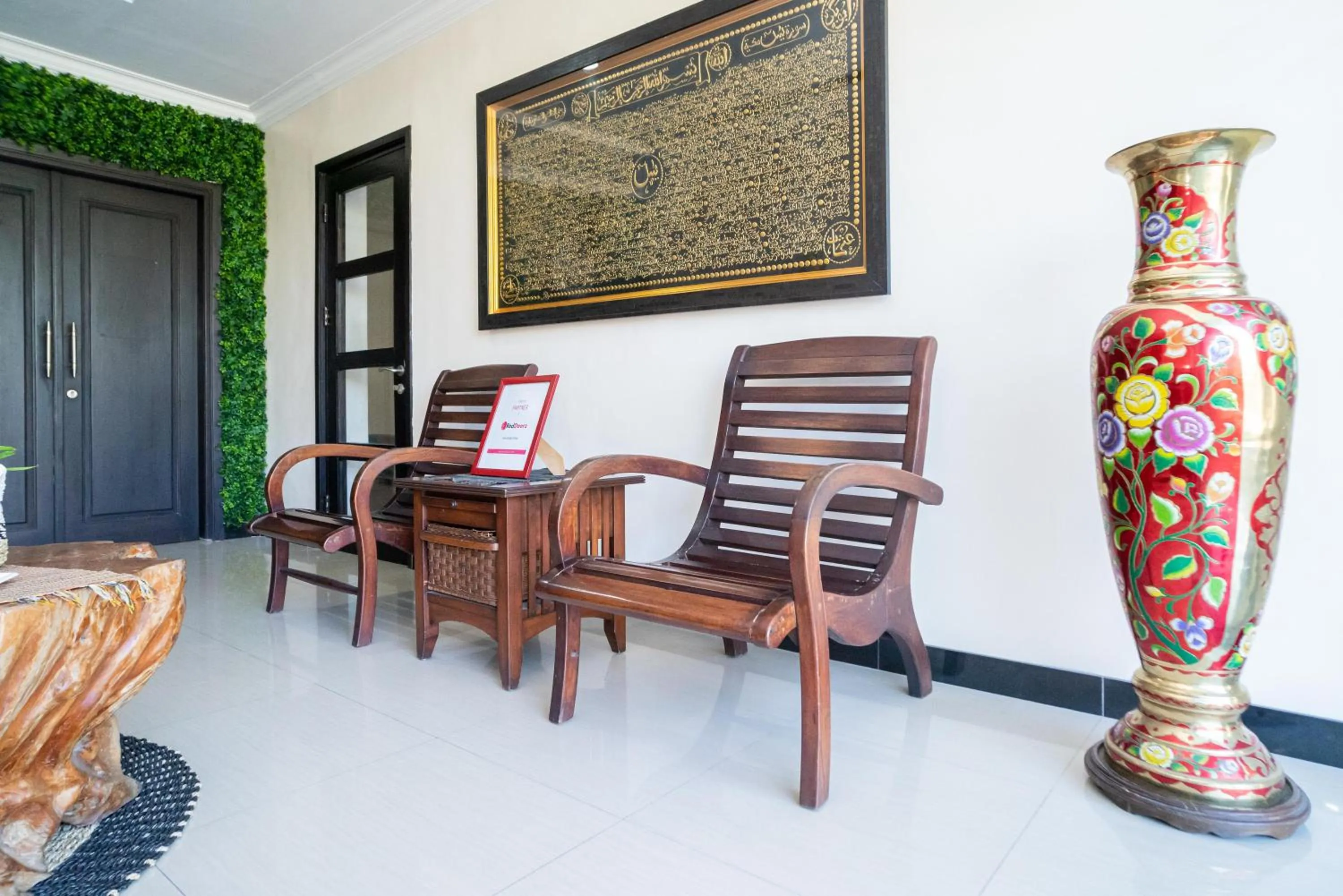 Lobby or reception in RedDoorz Syariah near Marvel City Mall 2