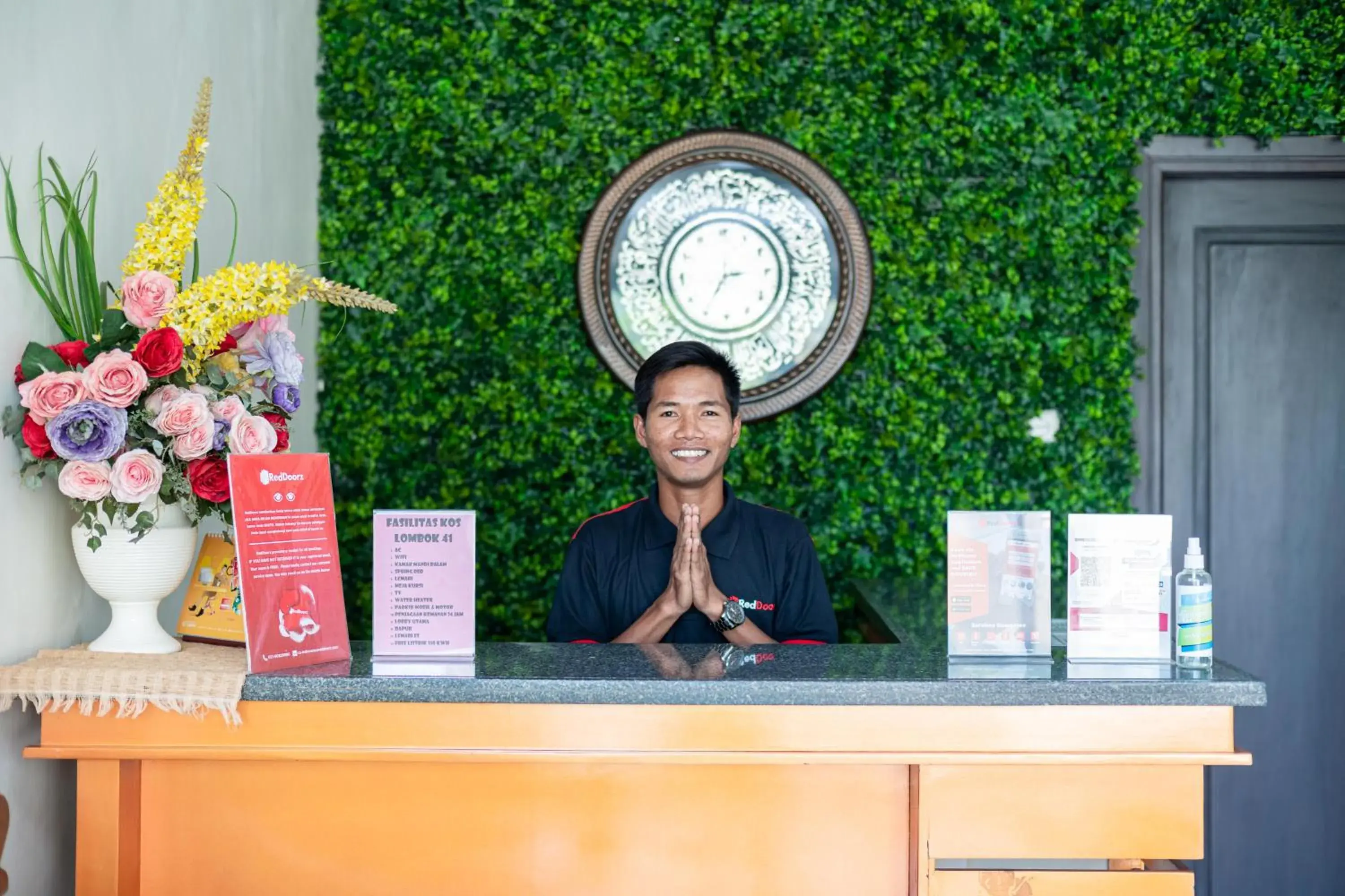 Lobby or reception in RedDoorz Syariah near Marvel City Mall 2 Lobby or reception in RedDoorz Syariah near Marvel City Mall 2