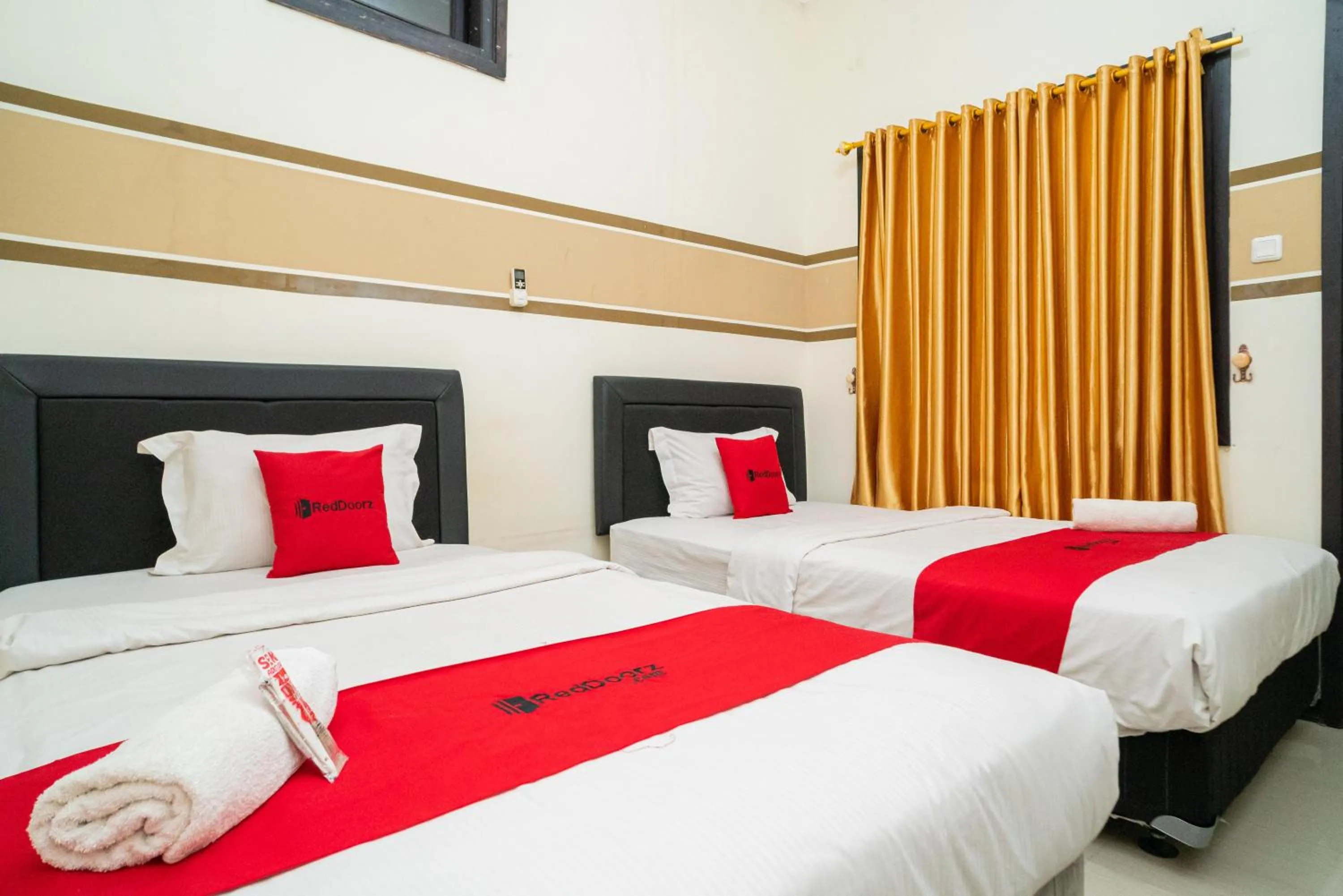 Bedroom, Bed in RedDoorz Syariah near Marvel City Mall 2