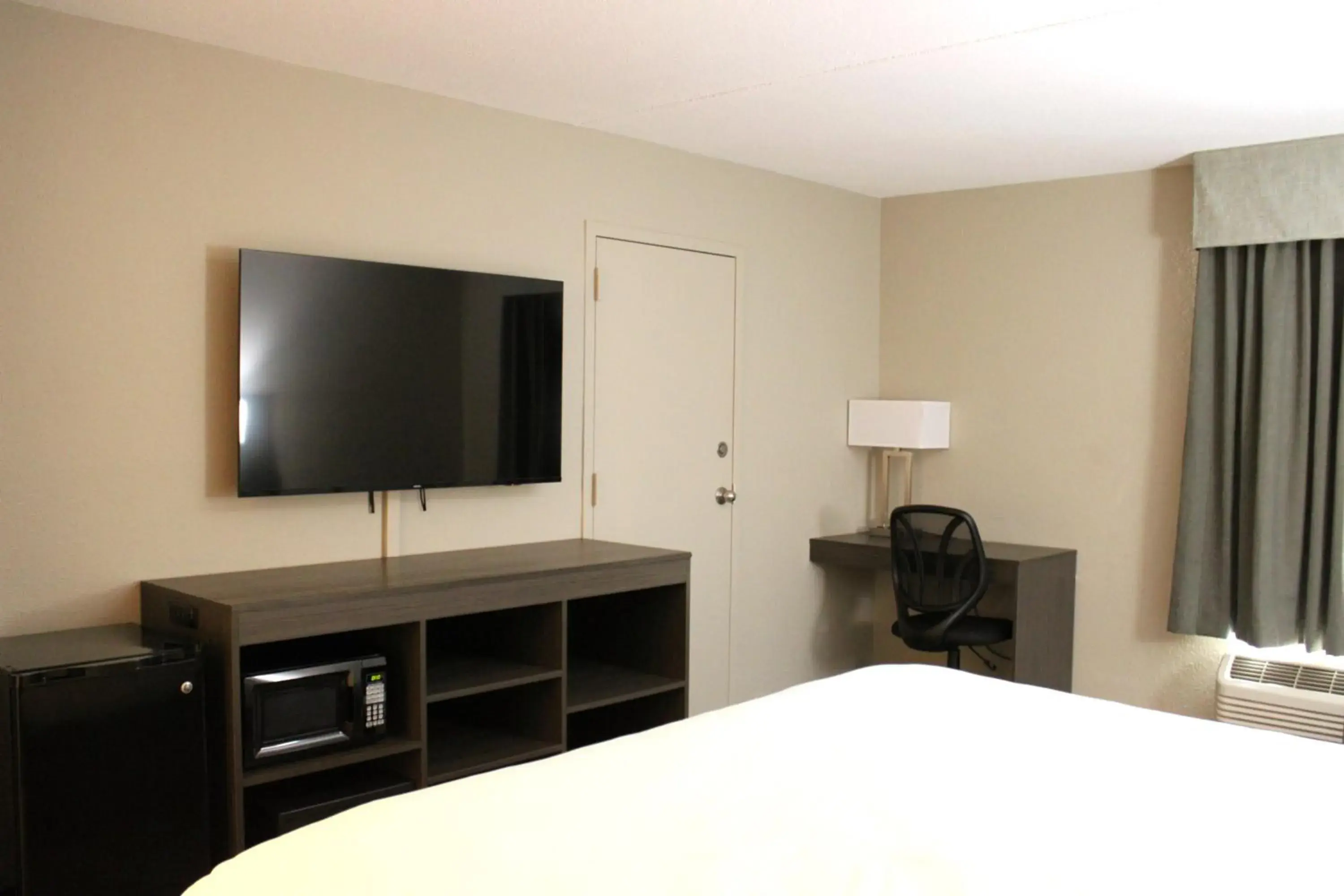 TV and multimedia, Bed in Boarders Inn and Suites by Cobblestone Lamar Missouri TV and multimedia, Bed in Boarders Inn and Suites by Cobblestone Lamar Missouri
