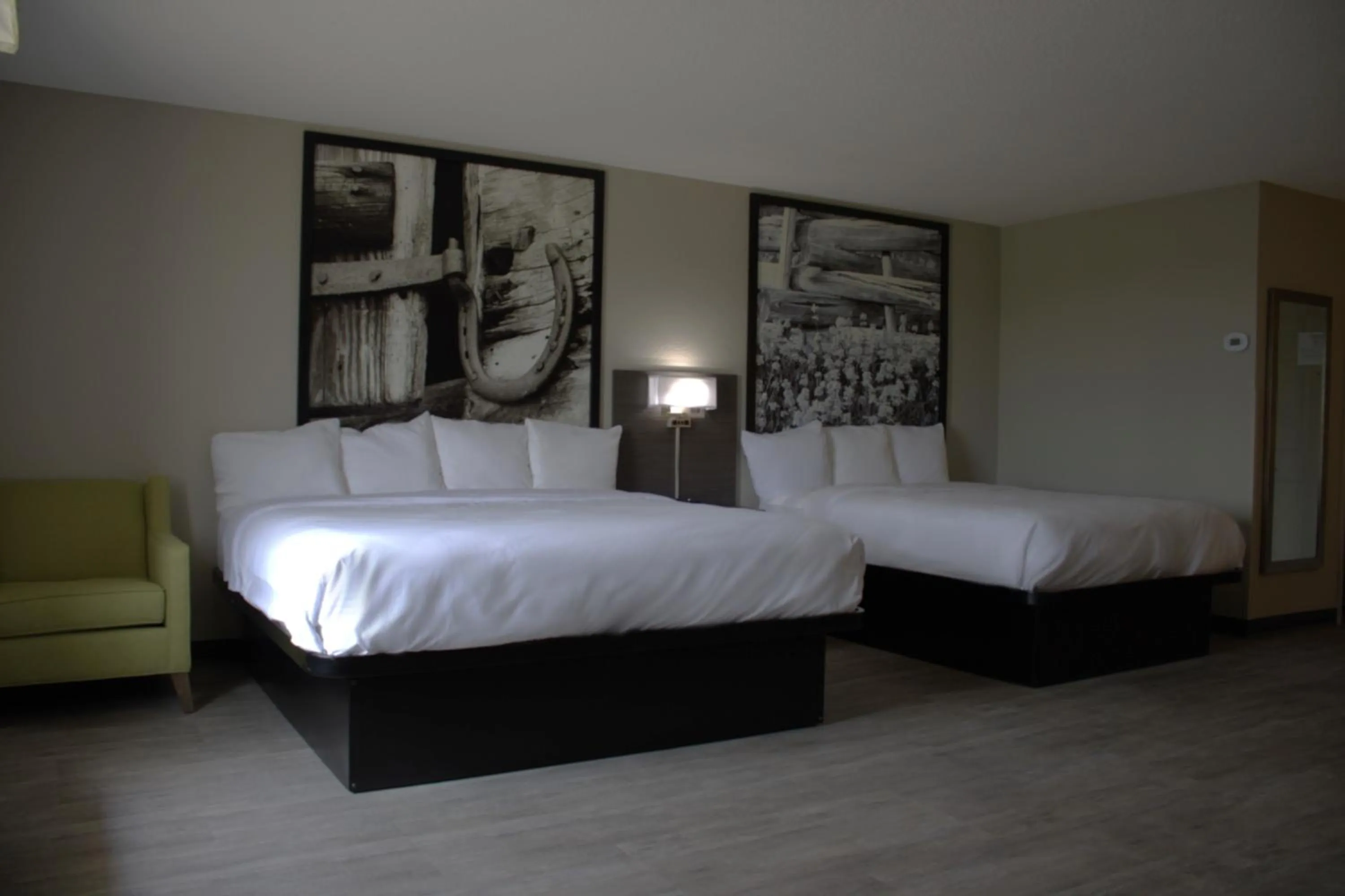 Photo of the whole room, Bed in Boarders Inn and Suites by Cobblestone Lamar Missouri