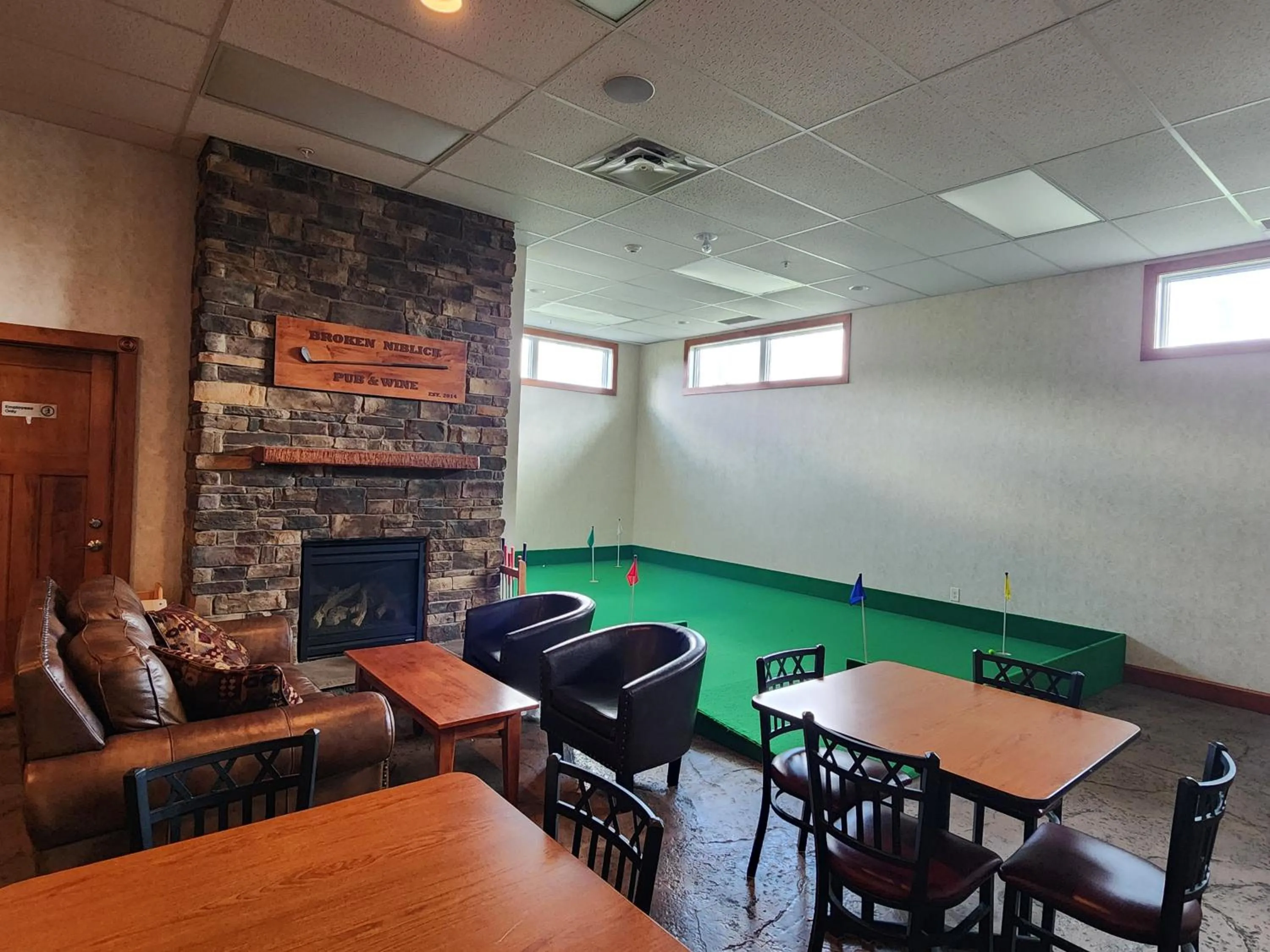 Lounge or bar in Ramada by Wyndham Strasburg Dover