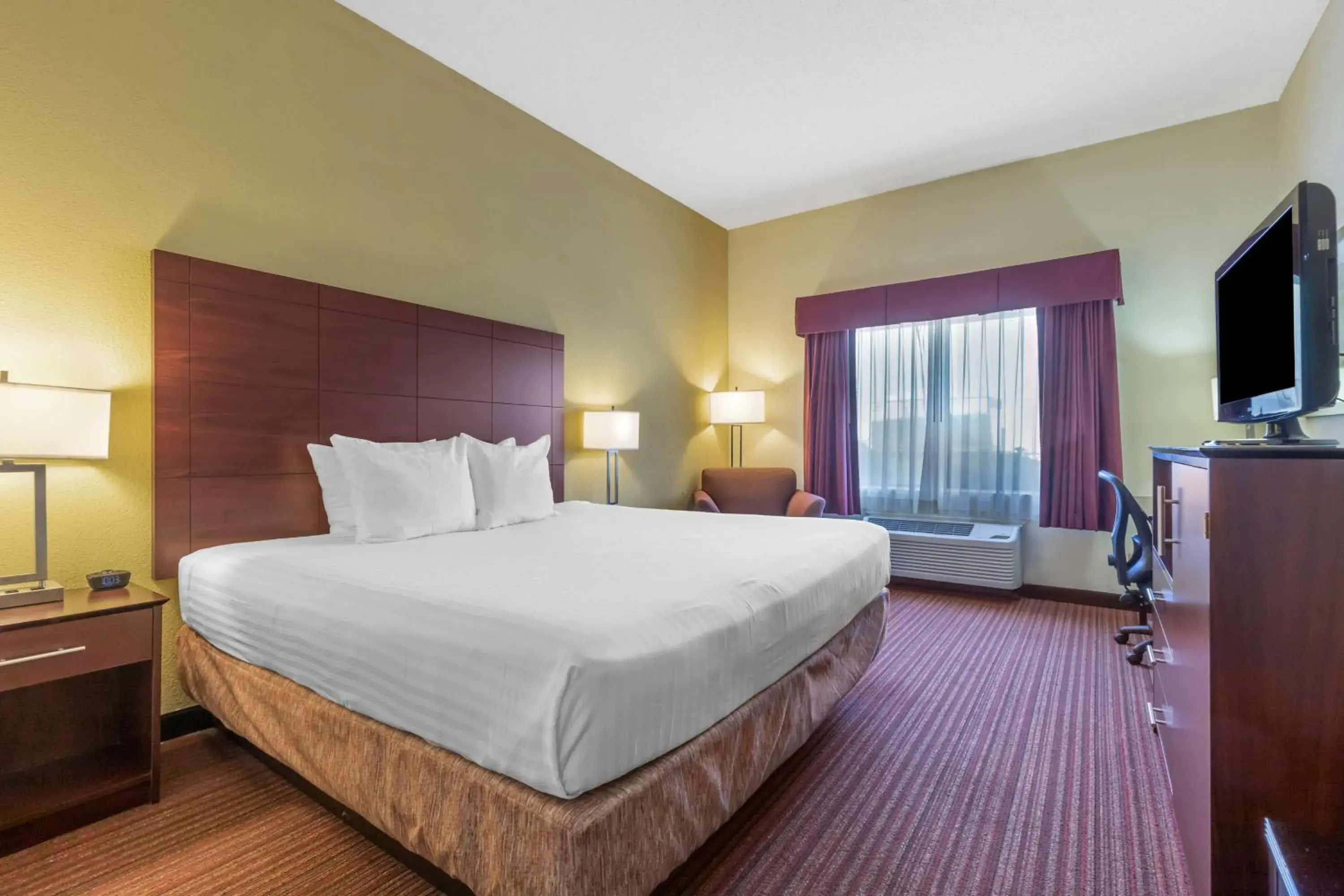 King Room with Roll-In Shower - Disability Access/Non-Smoking in Best Western Seneca-Clemson King Room with Roll-In Shower - Disability Access/Non-Smoking in Best Western Seneca-Clemson