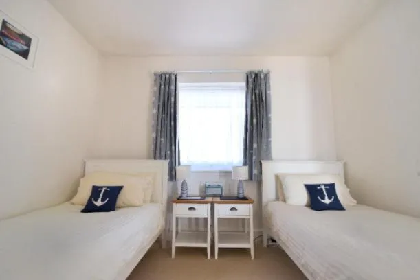 Property building, Bed in 9 Bay View Court
