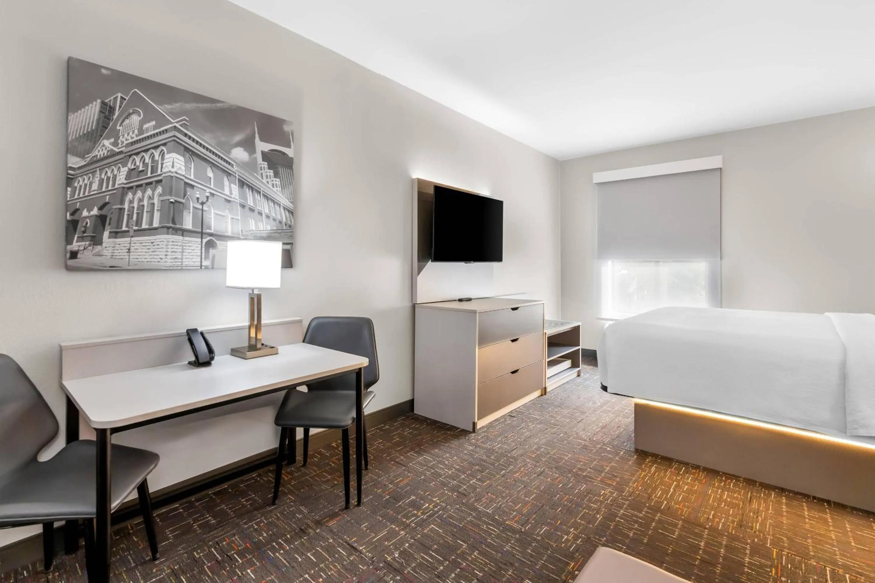 Bedroom, Bed in Brentwood Suites Nashville, an Ascend Collection Hotel