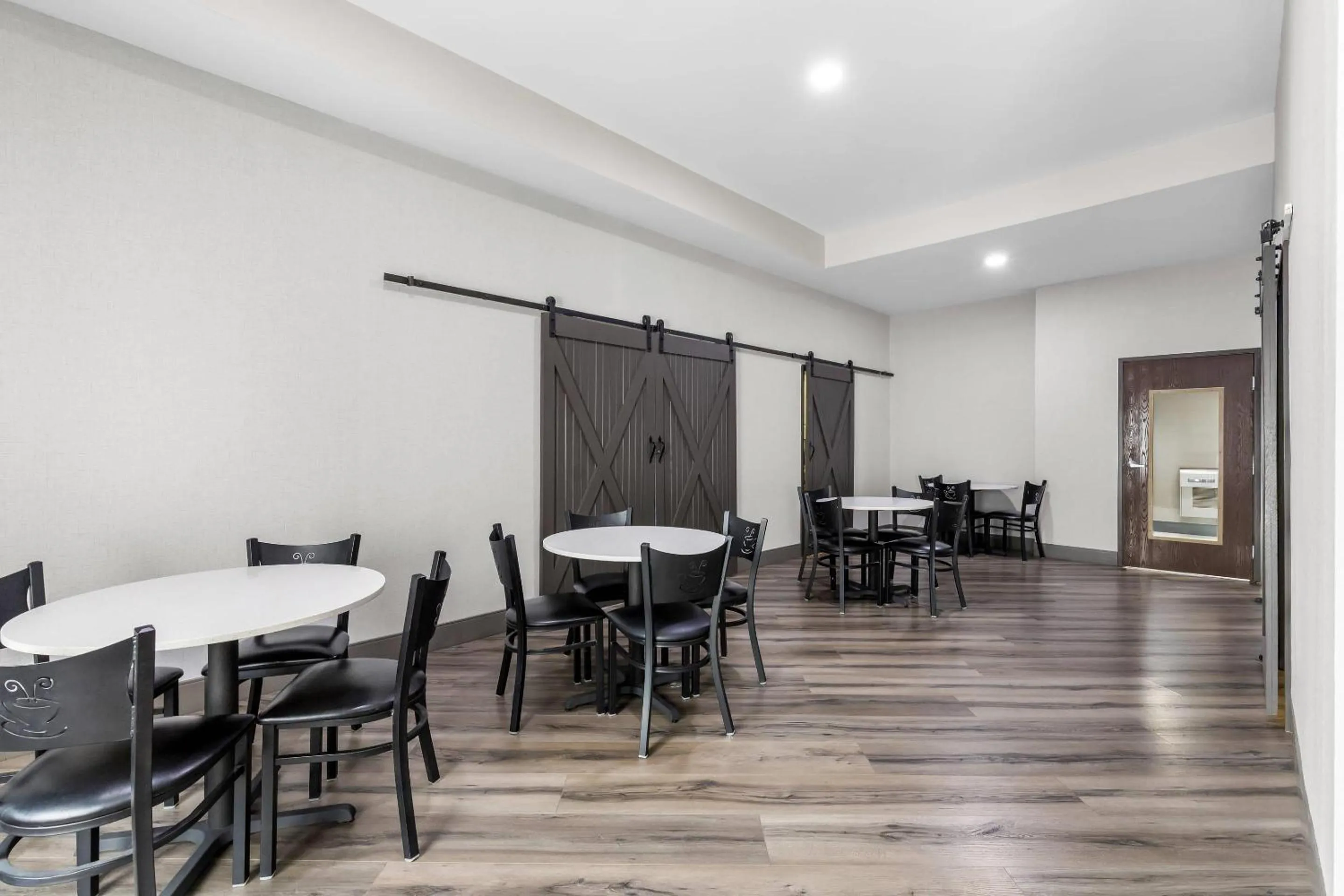 Breakfast in Brentwood Suites Nashville, an Ascend Collection Hotel