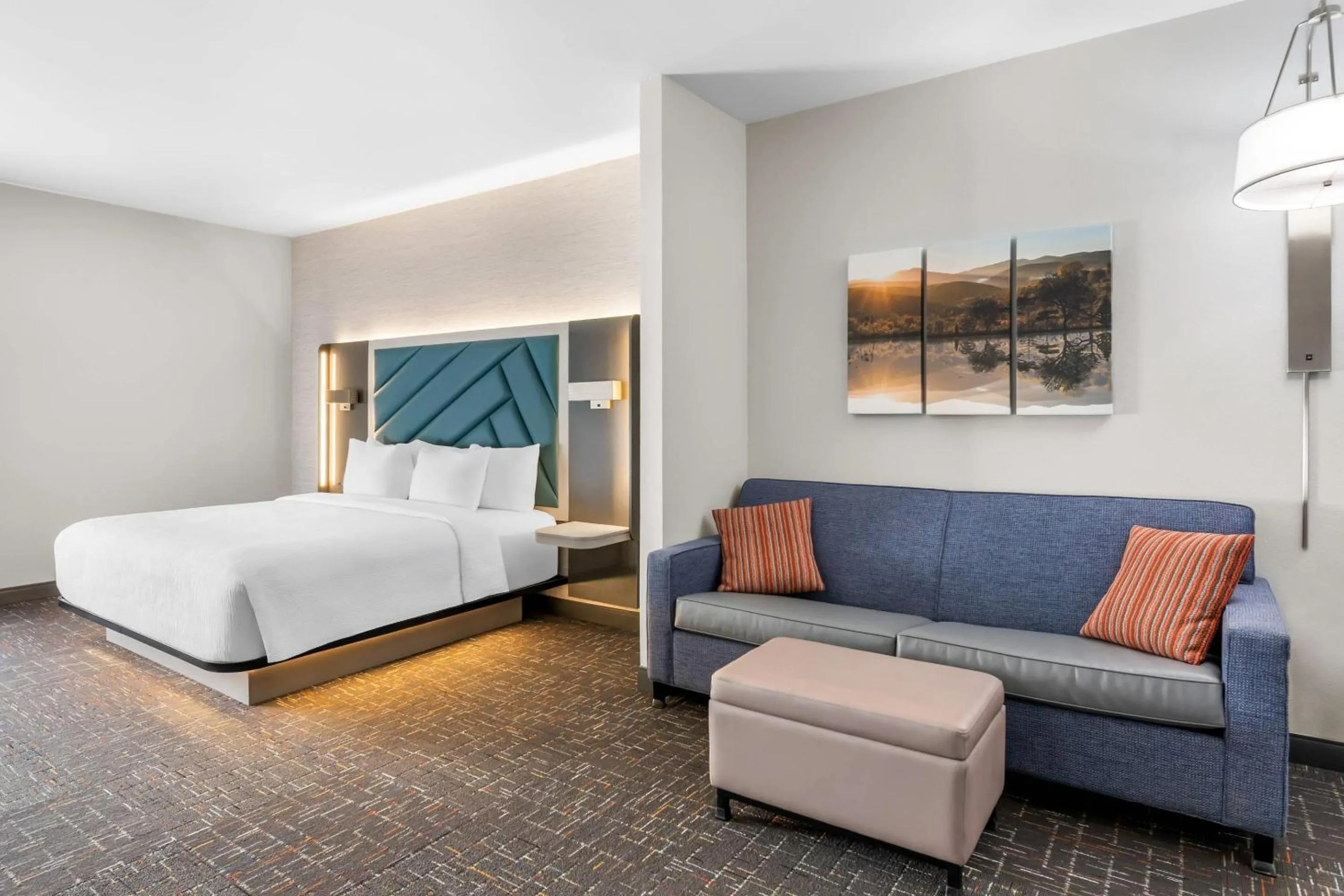 Bedroom, Bed in Brentwood Suites Nashville, an Ascend Collection Hotel