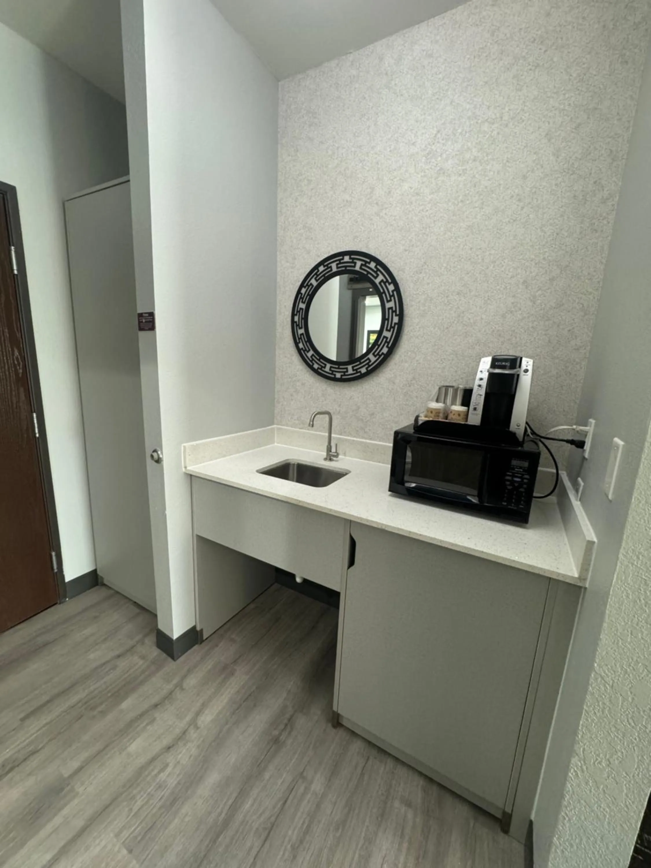 Coffee/tea facilities in Brentwood Suites Nashville, an Ascend Collection Hotel