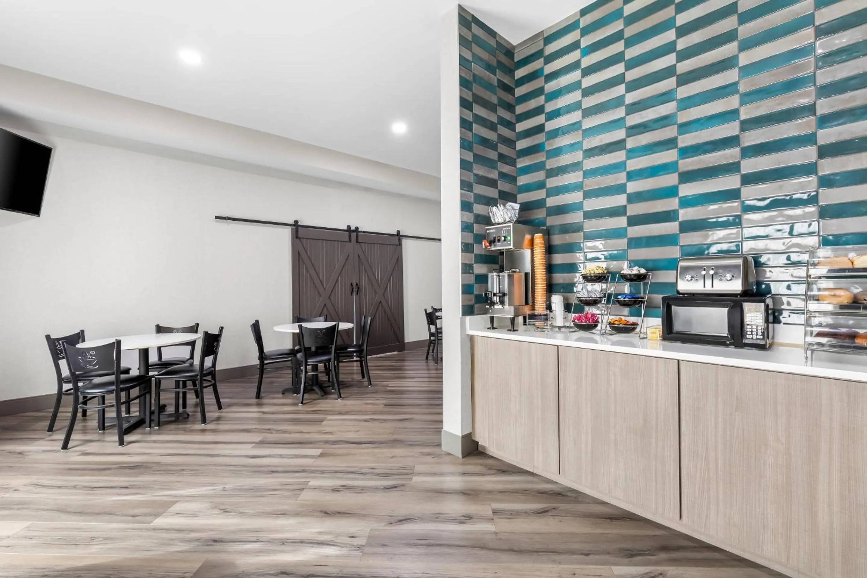 Breakfast in Brentwood Suites Nashville, an Ascend Collection Hotel