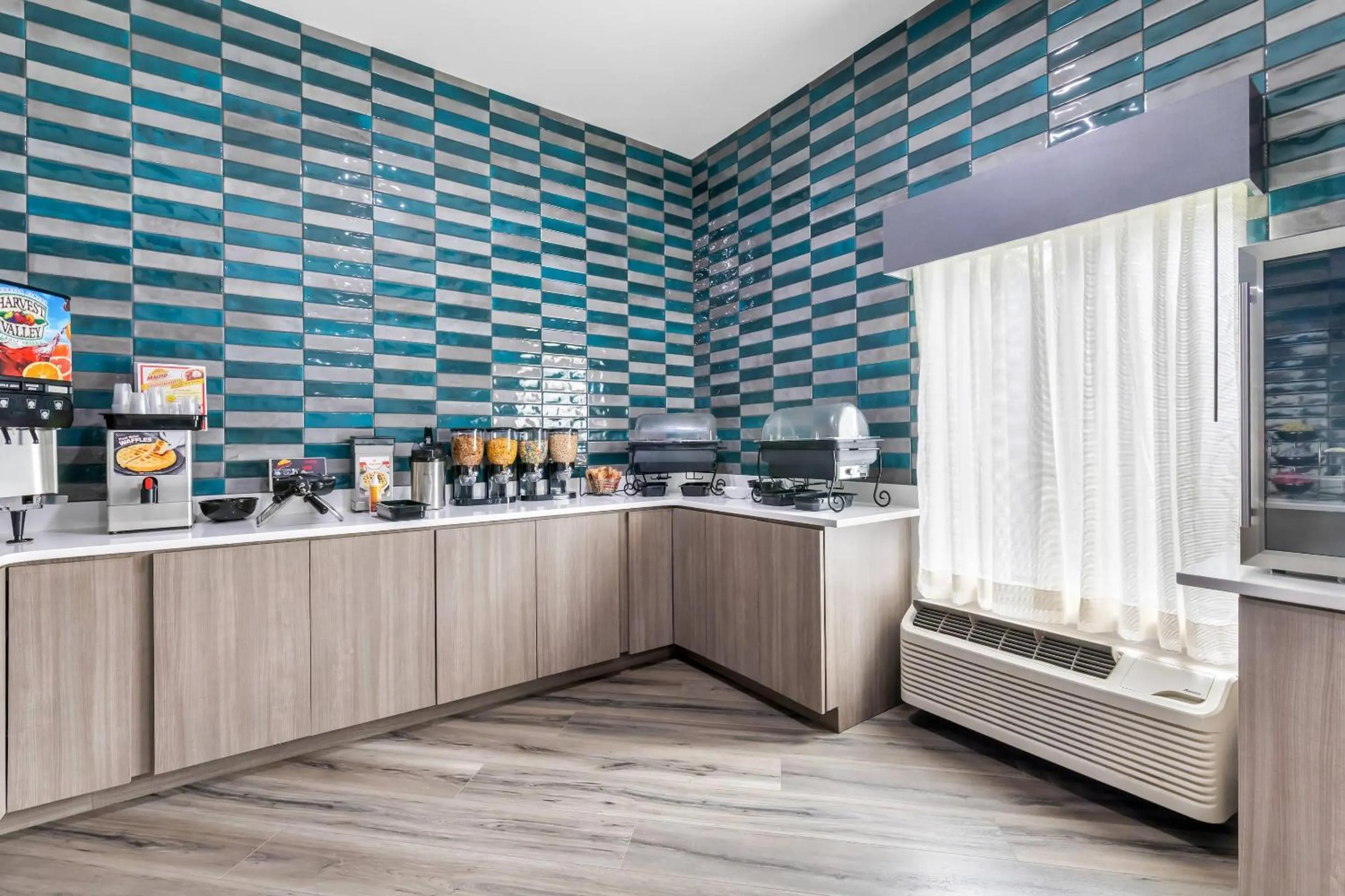 Breakfast in Brentwood Suites Nashville, an Ascend Collection Hotel