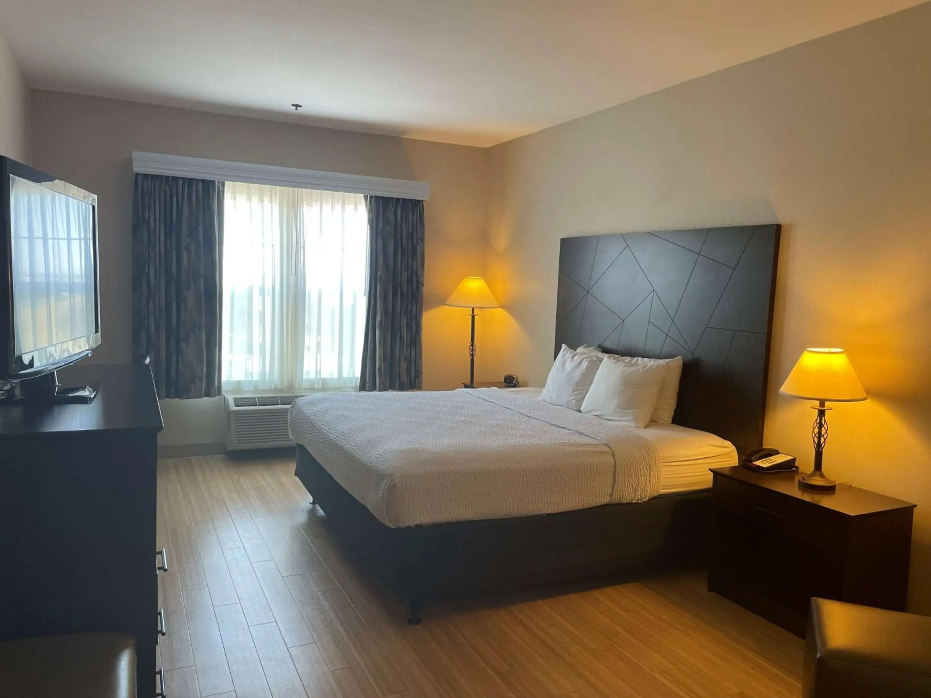 Photo of the whole room, Bed in Best Western I-5 Inn & Suites Photo of the whole room, Bed in Best Western I-5 Inn & Suites