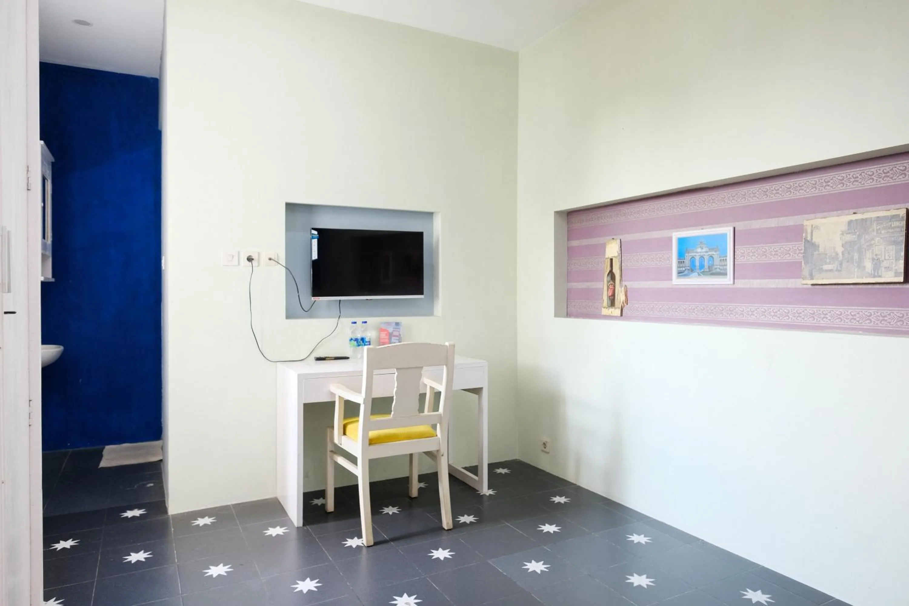 TV and multimedia in RedDoorz near UMY Yogyakarta 3