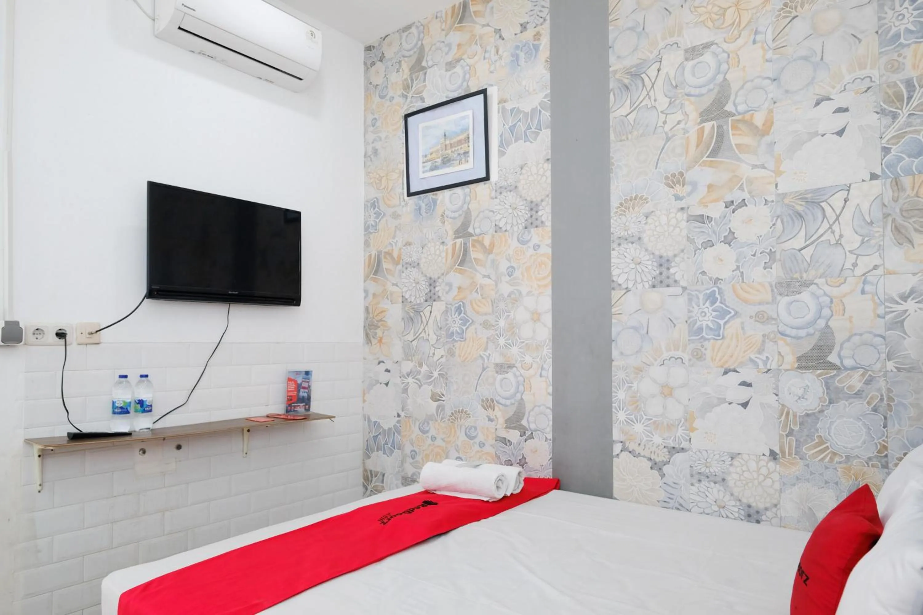 Bedroom, Bed in RedDoorz near UMY Yogyakarta 3