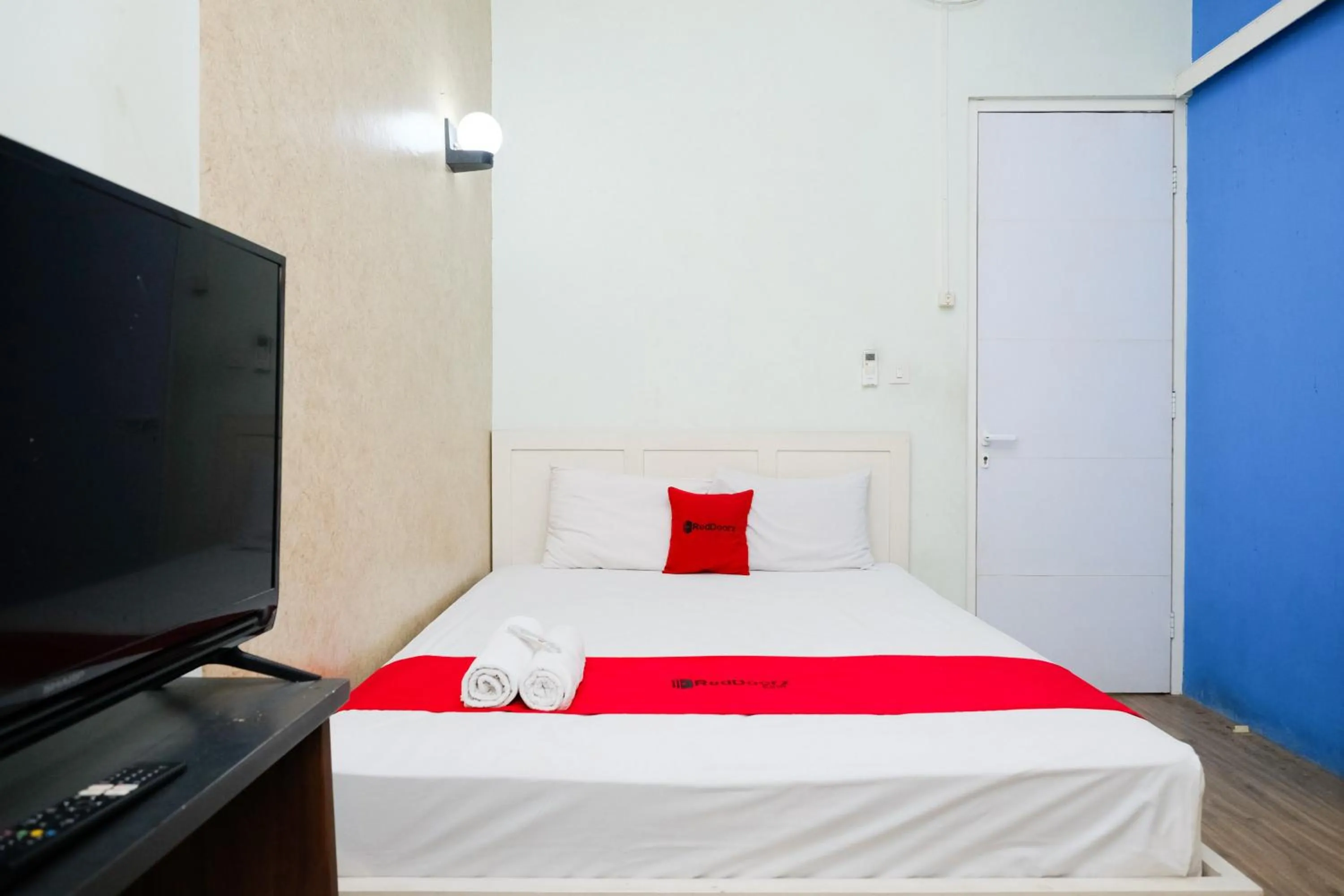 Bedroom, Bed in RedDoorz near UMY Yogyakarta 3