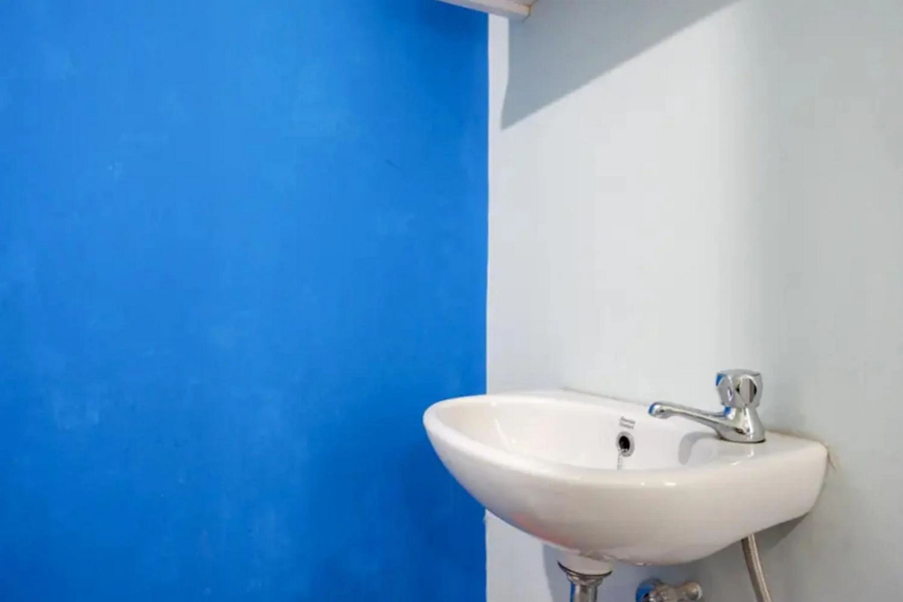 Bathroom in RedDoorz near UMY Yogyakarta 3