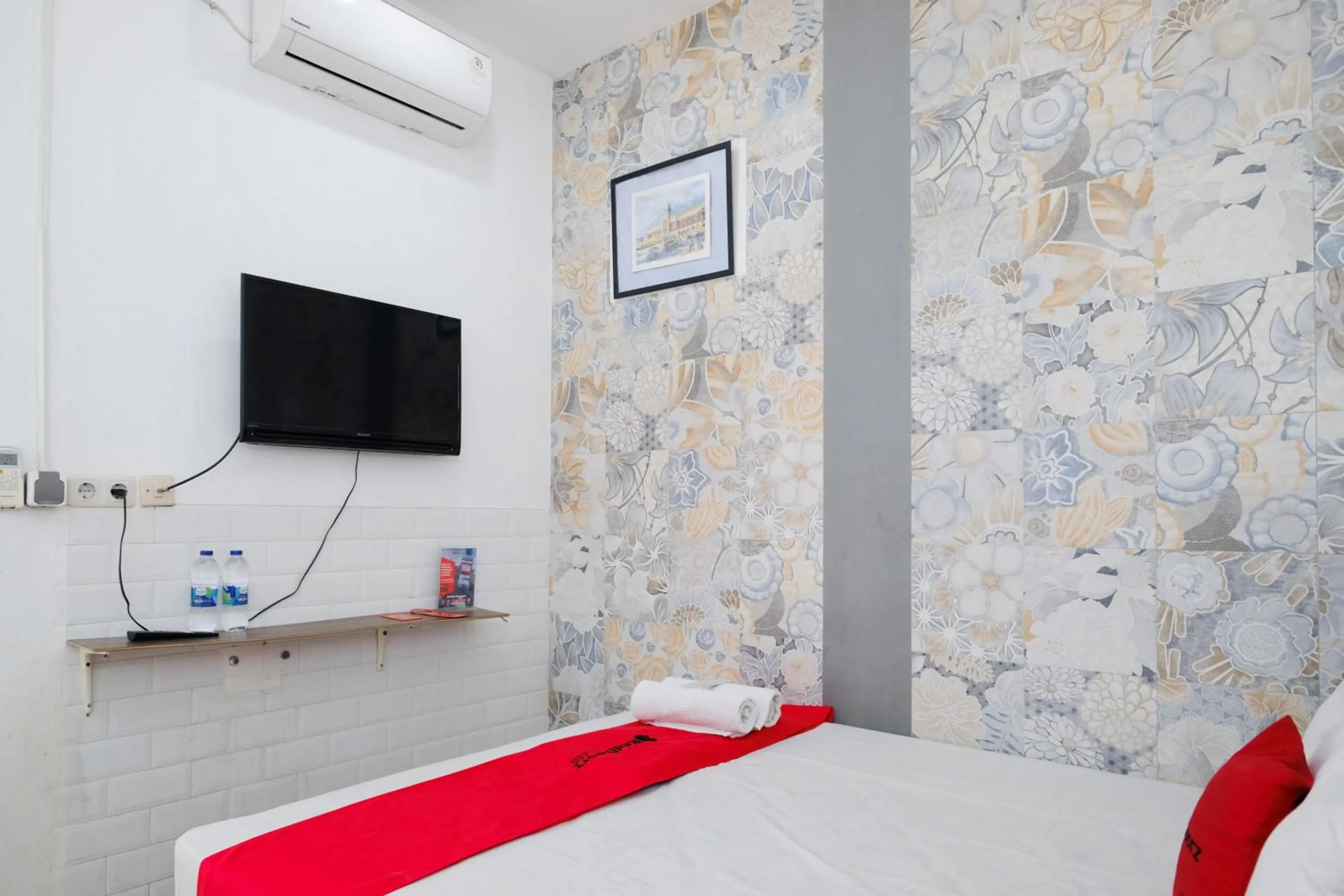 Bedroom, Bed in RedDoorz near UMY Yogyakarta 3