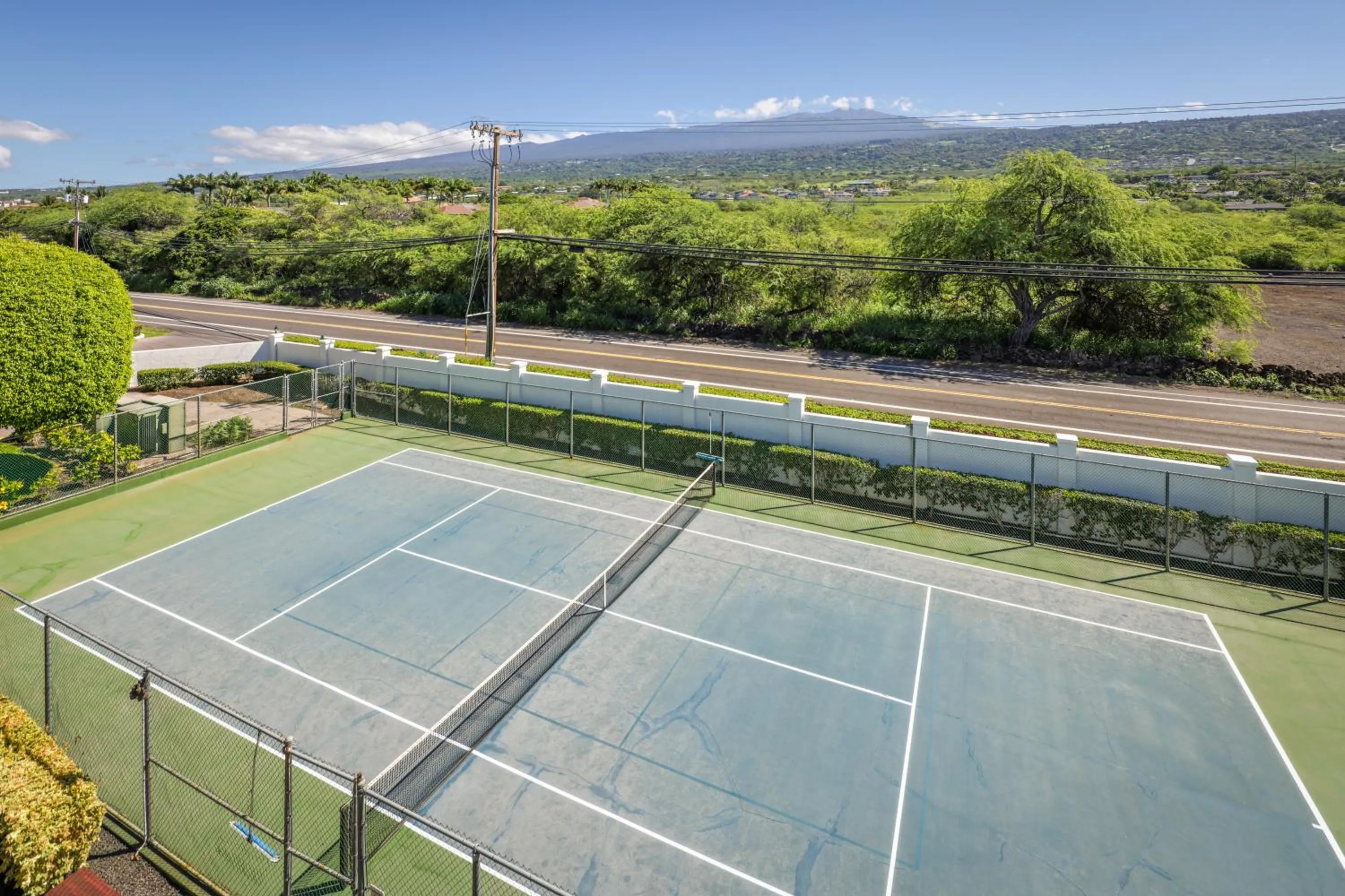 Tennis court in Royal Sea Cliff Kona by OUTRIGGER