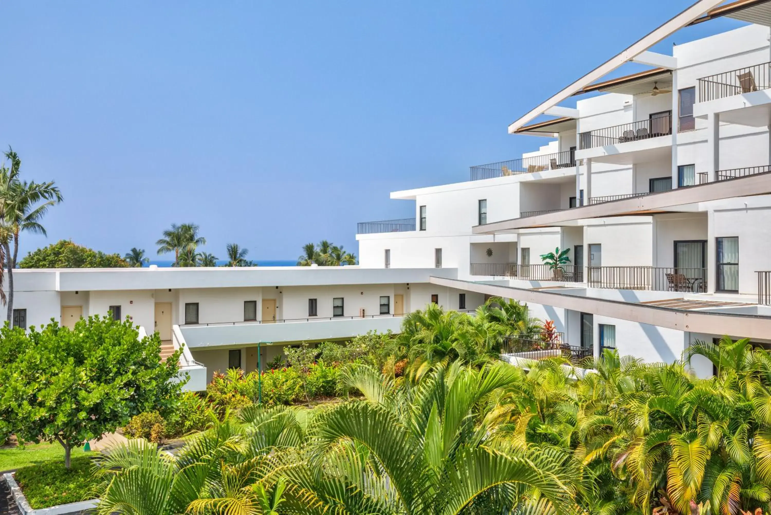 Property building in Royal Sea Cliff Kona by OUTRIGGER Property building in Royal Sea Cliff Kona by OUTRIGGER