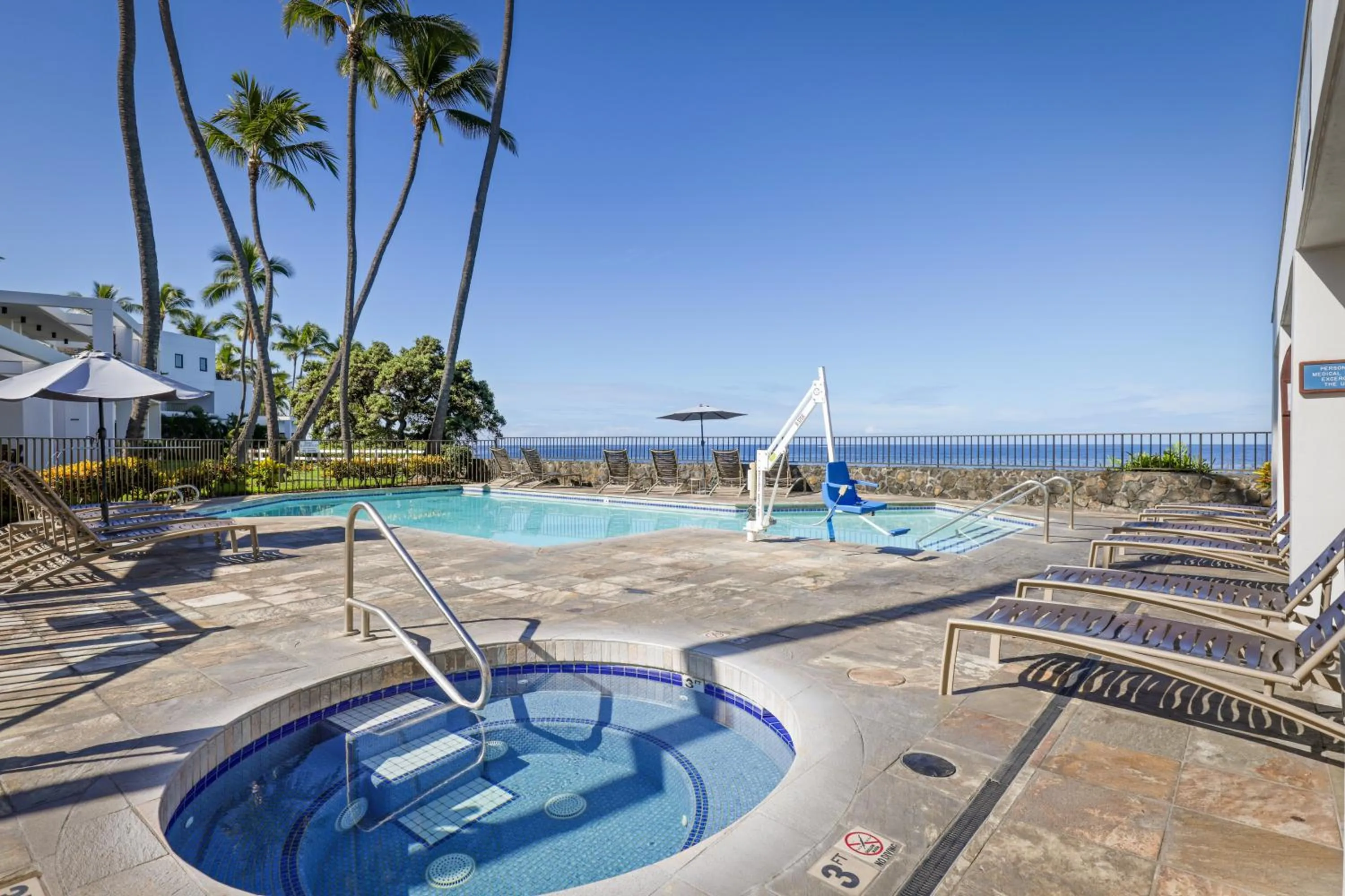 Pool view in Royal Sea Cliff Kona by OUTRIGGER