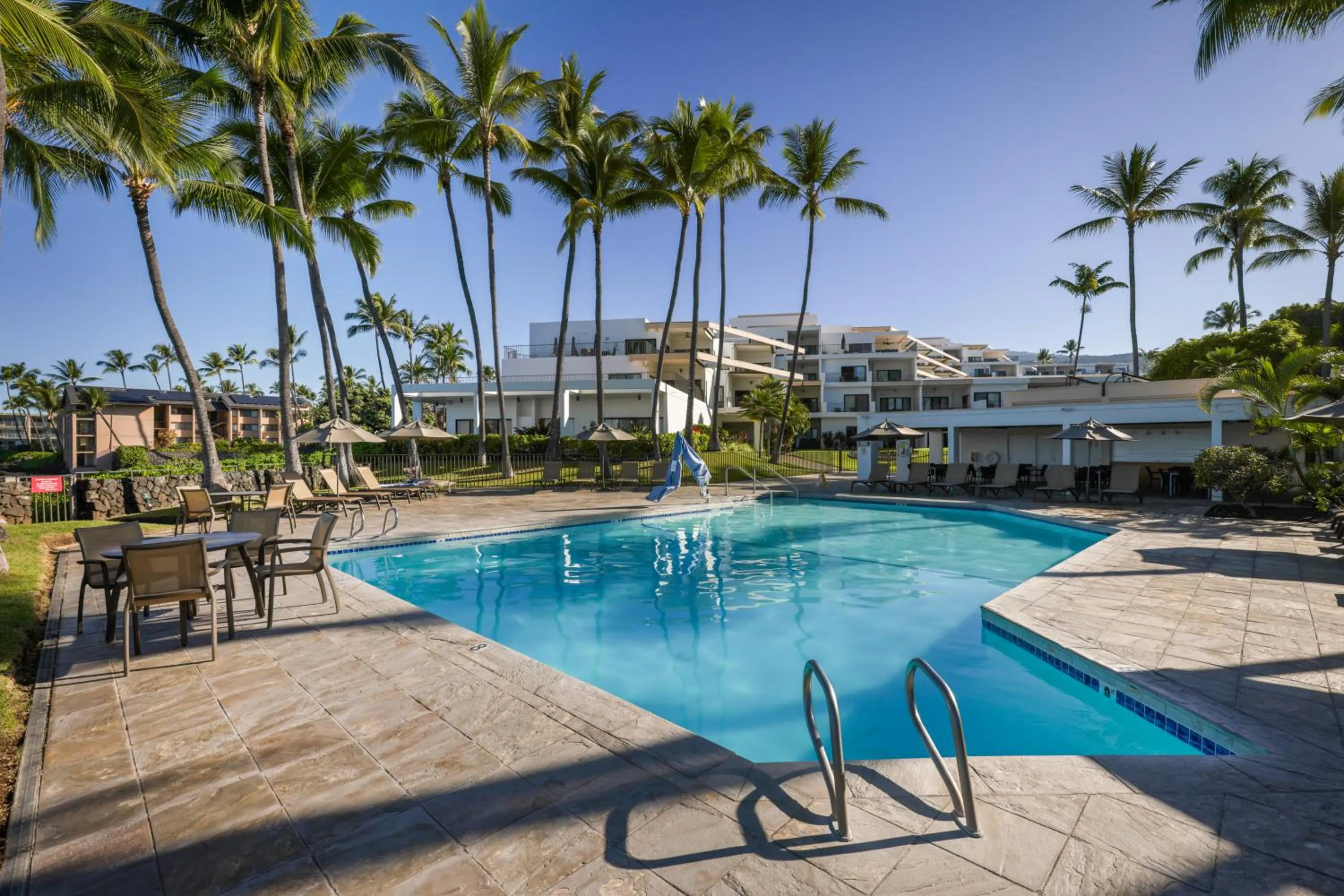 Swimming pool in Royal Sea Cliff Kona by OUTRIGGER