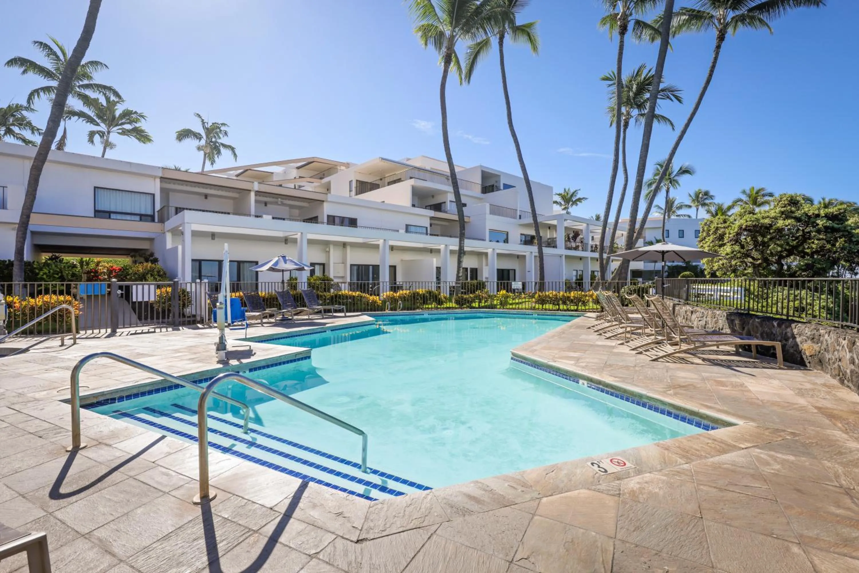 Pool view in Royal Sea Cliff Kona by OUTRIGGER