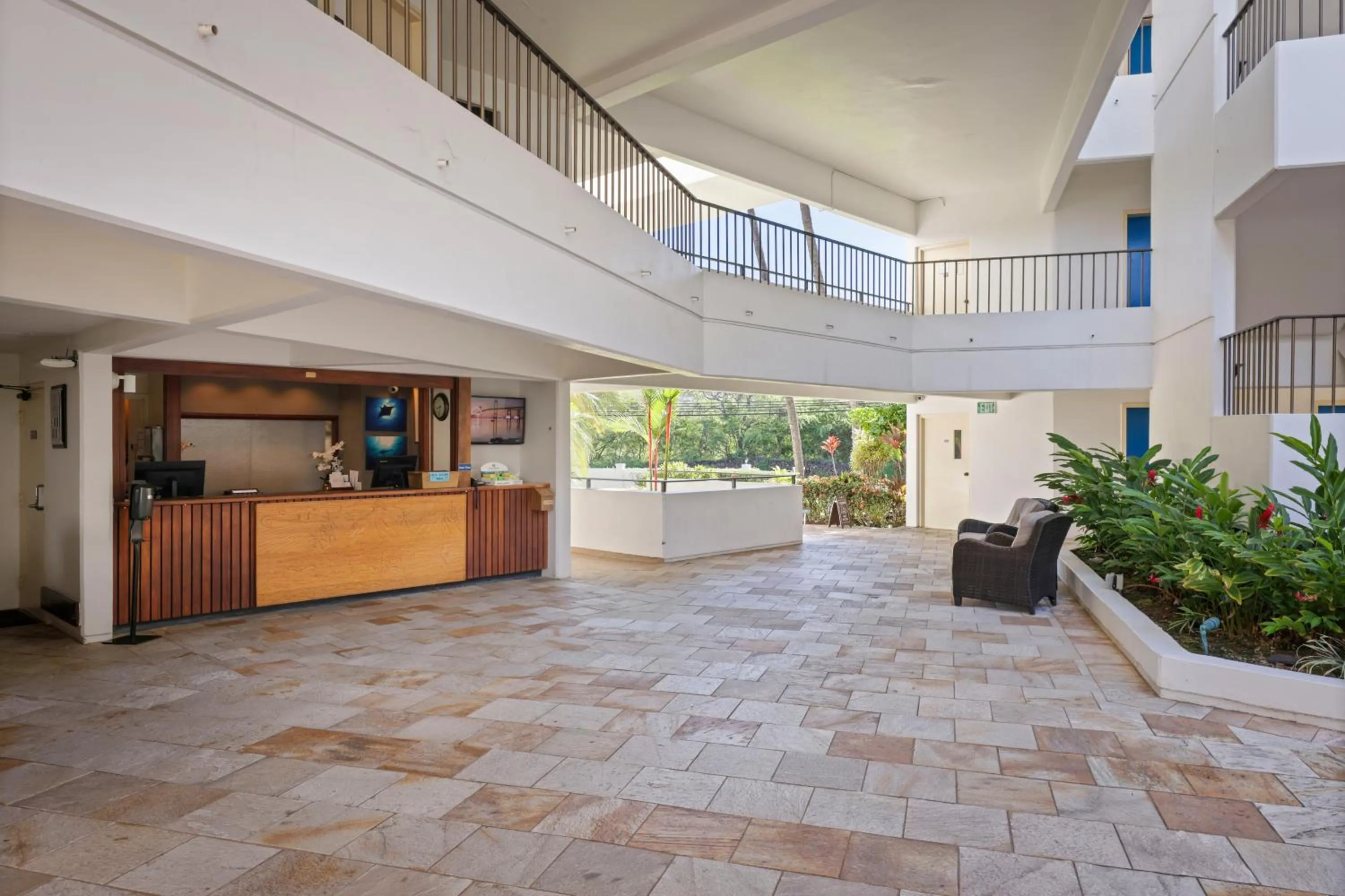 Lobby or reception in Royal Sea Cliff Kona by OUTRIGGER