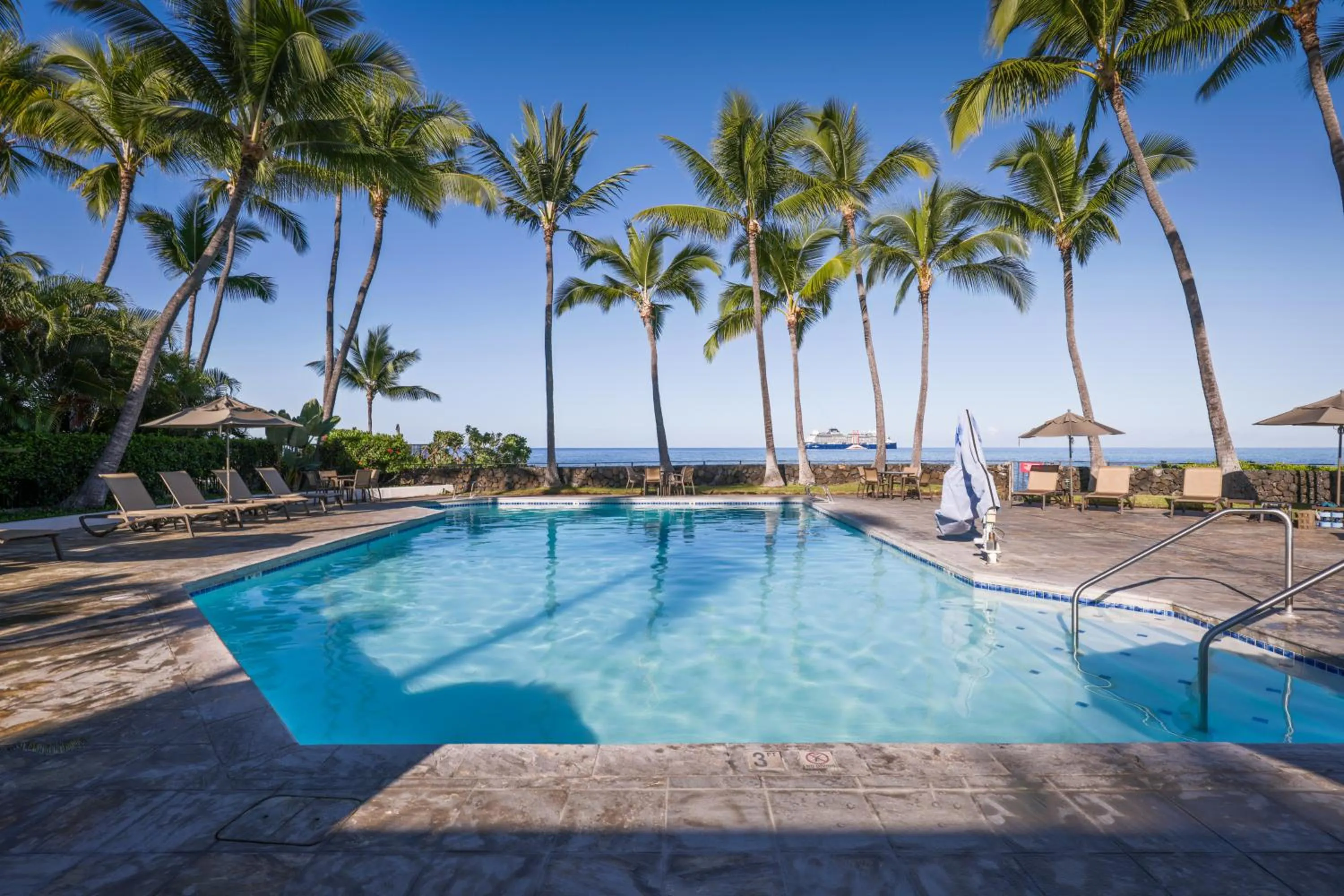 Swimming pool in Royal Sea Cliff Kona by OUTRIGGER