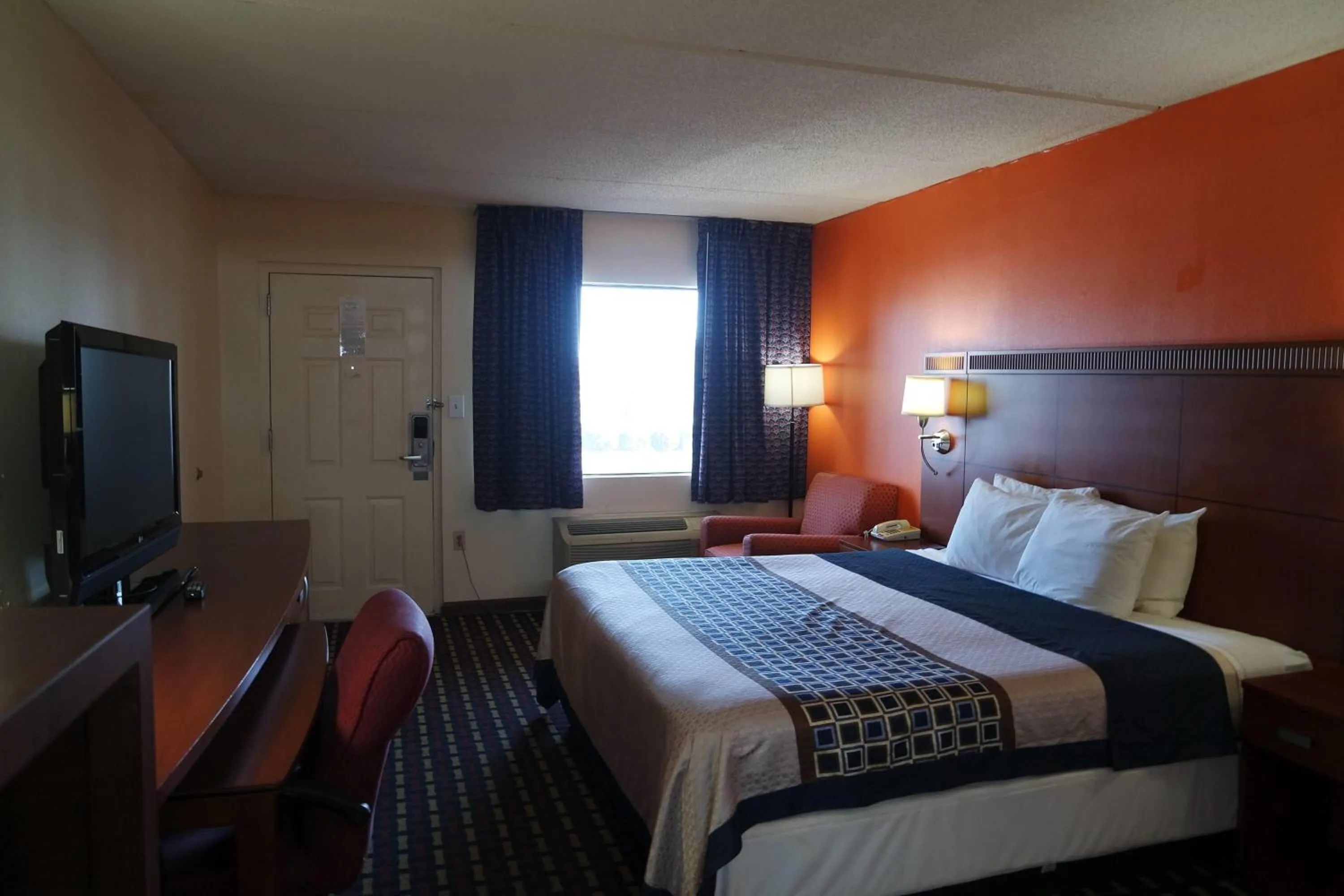 Photo of the whole room, Bed in Howard Johnson by Wyndham Perry GA