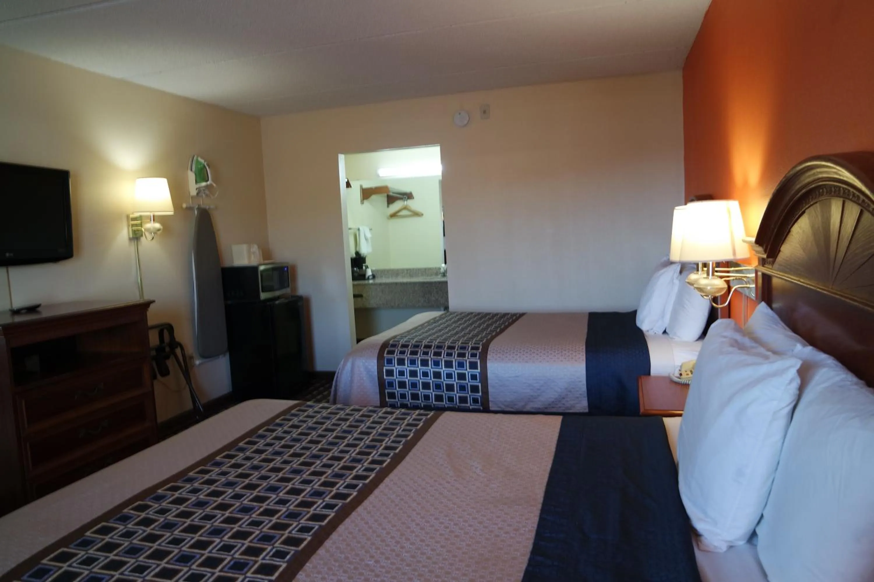 Bedroom, Bed in Howard Johnson by Wyndham Perry GA