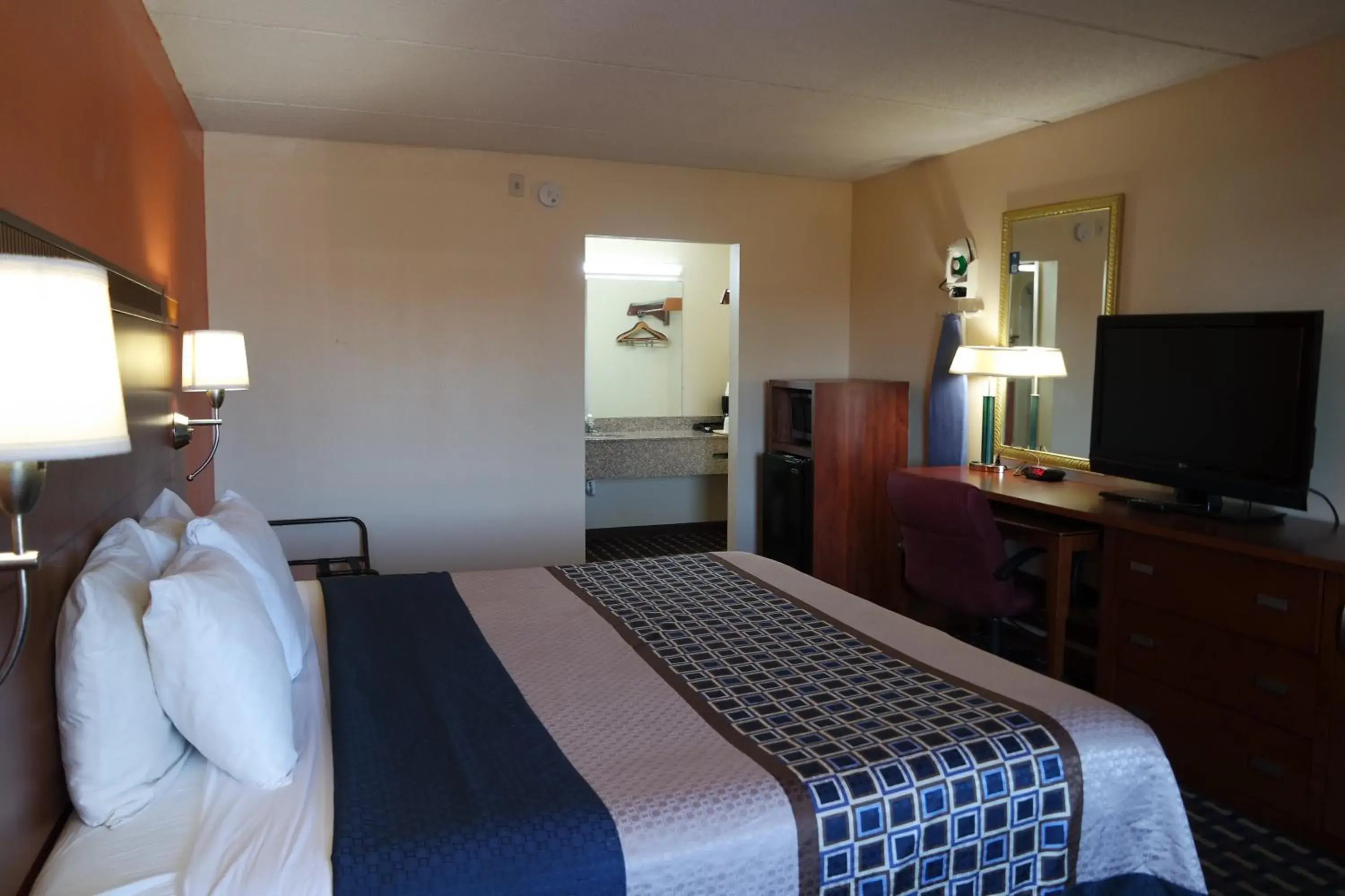 Bedroom, Bed in Howard Johnson by Wyndham Perry GA Bedroom, Bed in Howard Johnson by Wyndham Perry GA