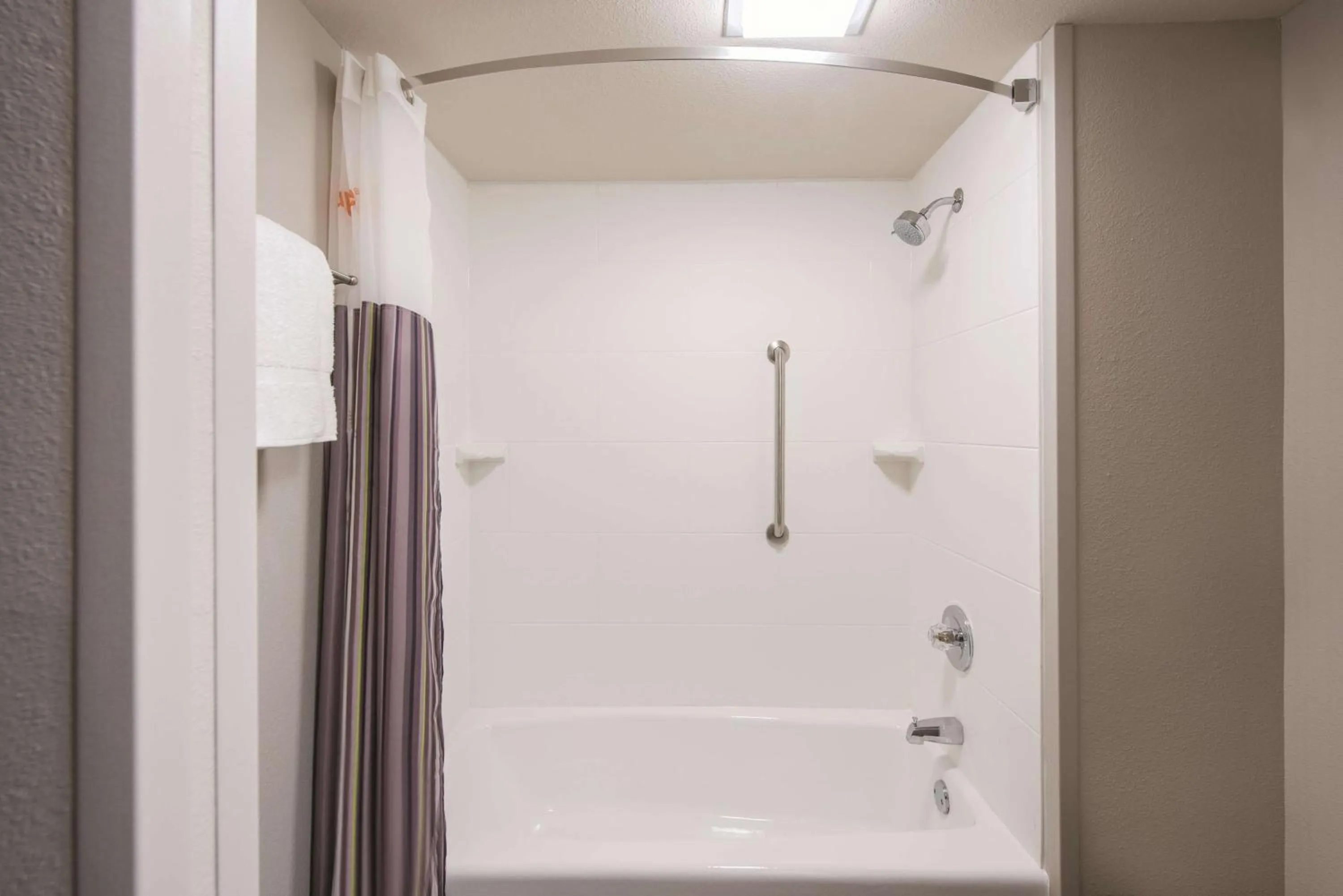 Photo of the whole room in La Quinta by Wyndham Festus - St. Louis South