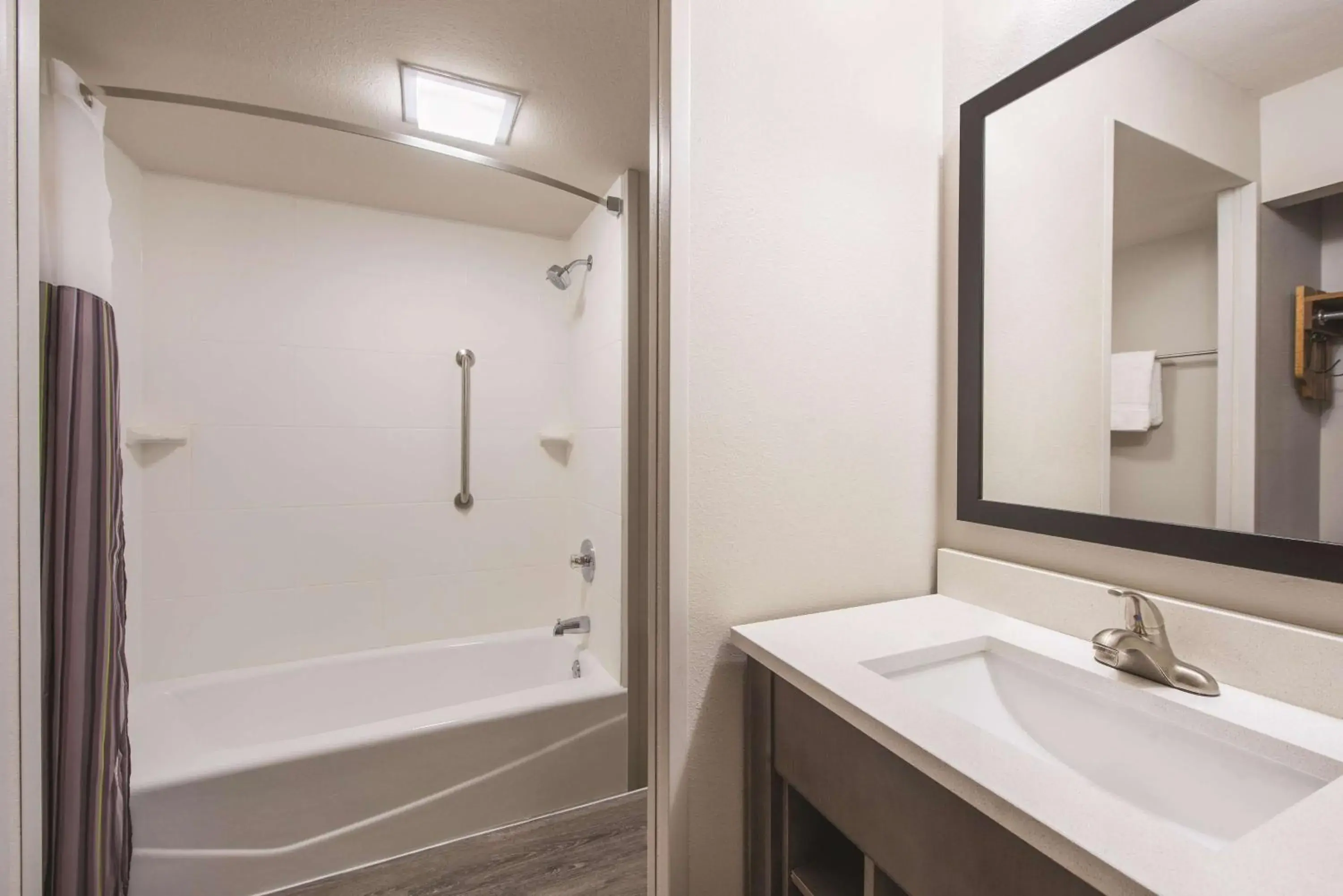 Photo of the whole room in La Quinta by Wyndham Festus - St. Louis South Photo of the whole room in La Quinta by Wyndham Festus - St. Louis South