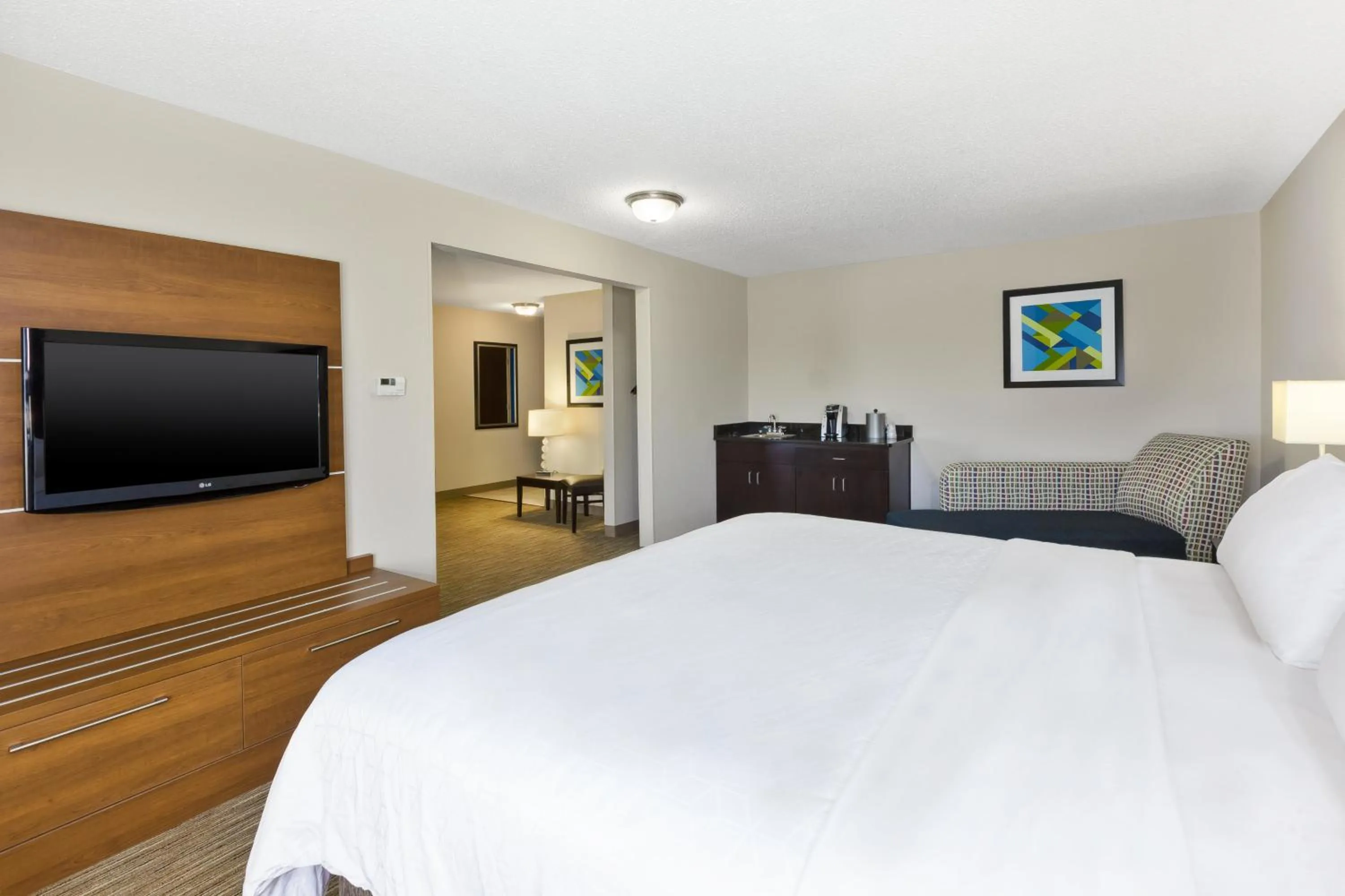 Photo of the whole room, Bed in Holiday Inn Express Chillicothe East by IHG