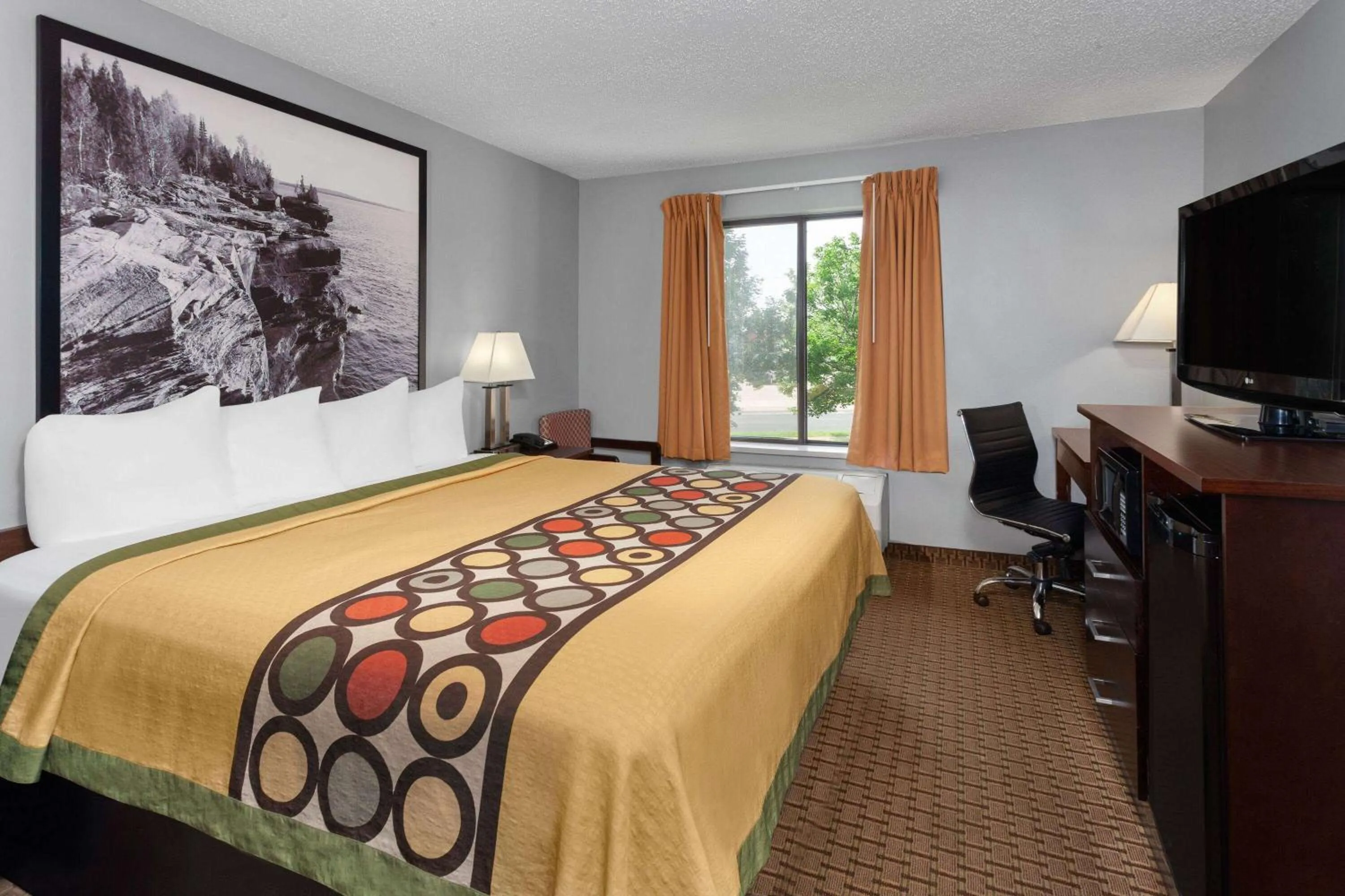 Photo of the whole room, Bed in Super 8 by Wyndham Sun Prairie/Madison E