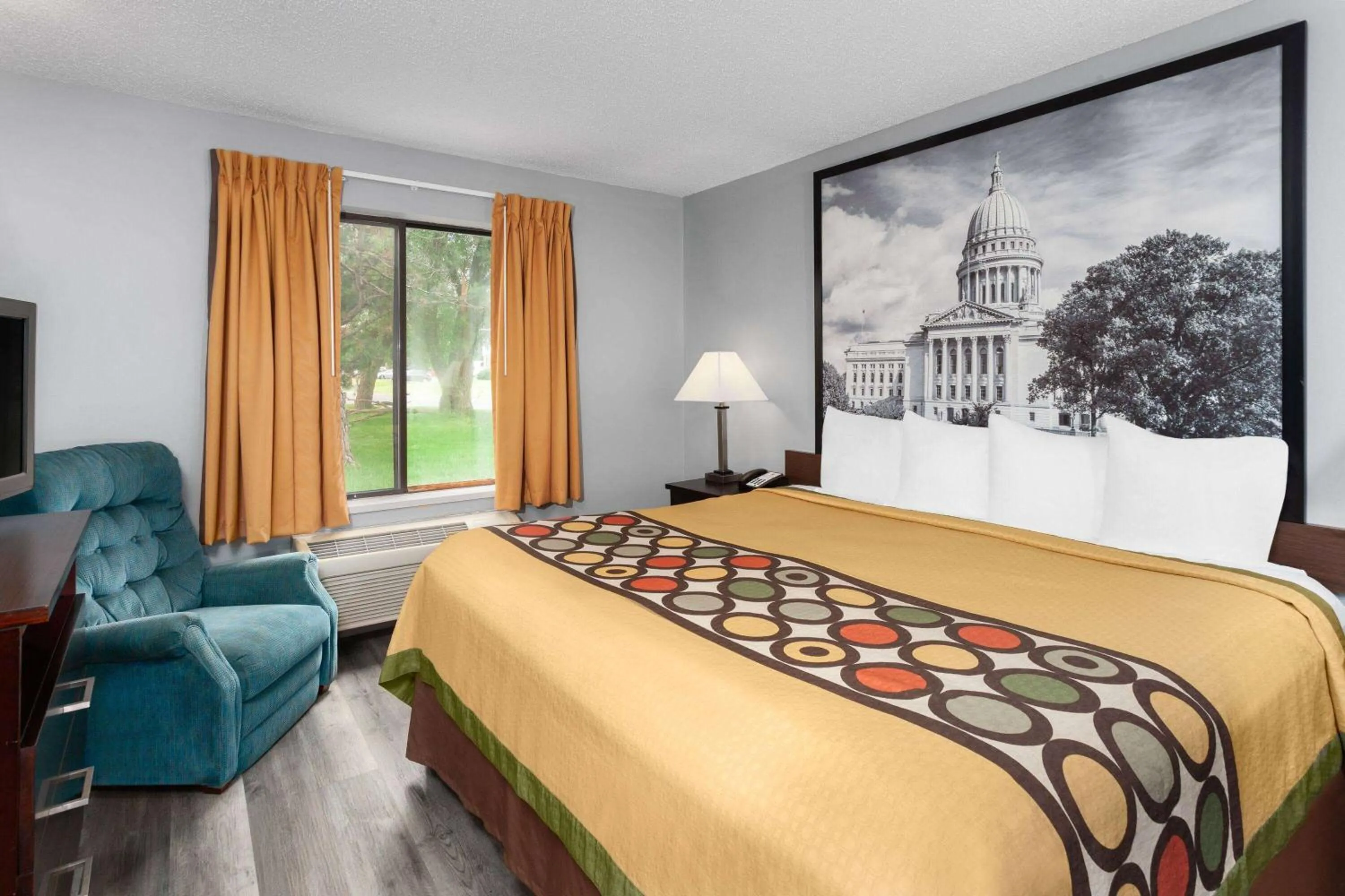 Photo of the whole room, Bed in Super 8 by Wyndham Sun Prairie/Madison E