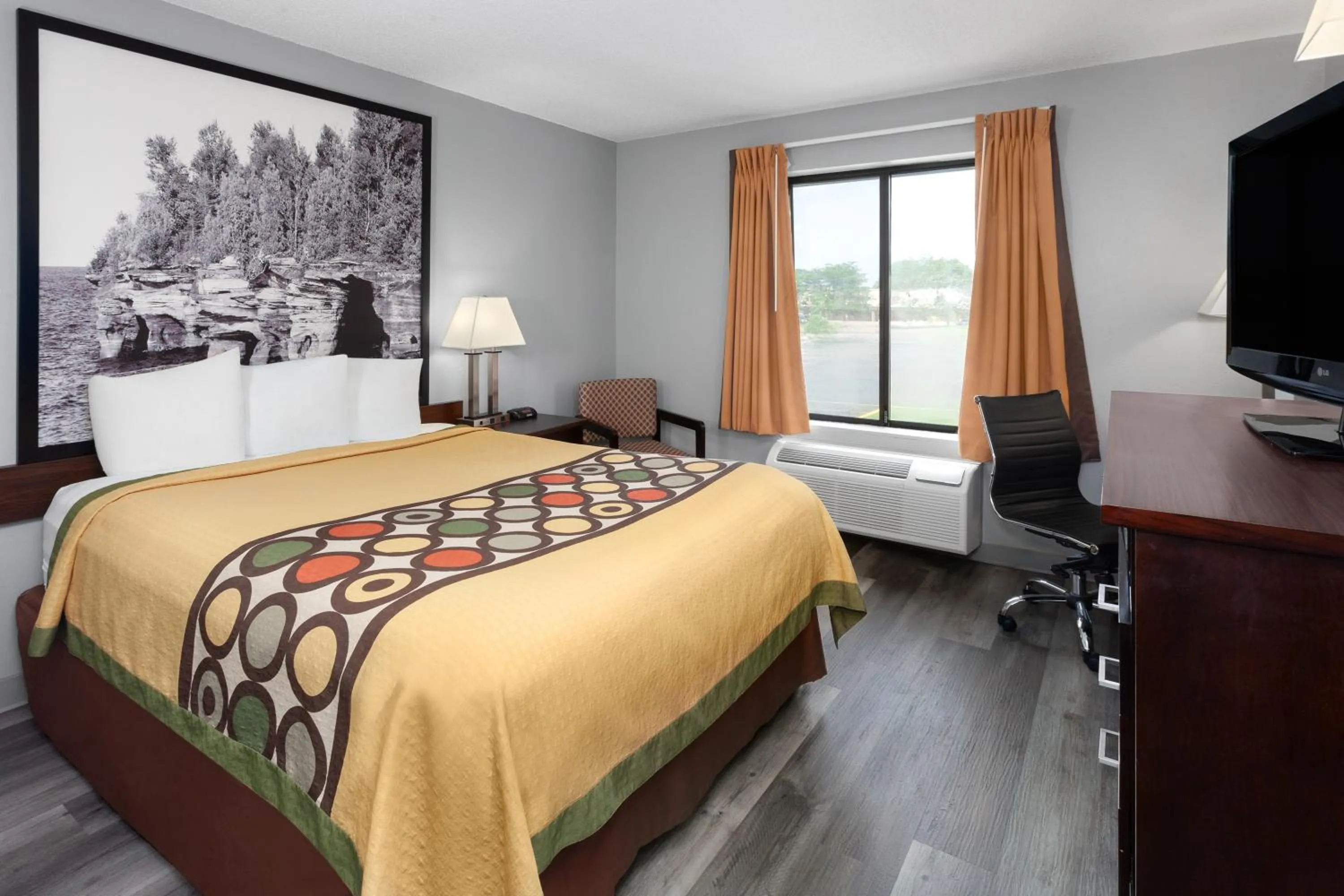 Bed in Super 8 by Wyndham Sun Prairie/Madison E