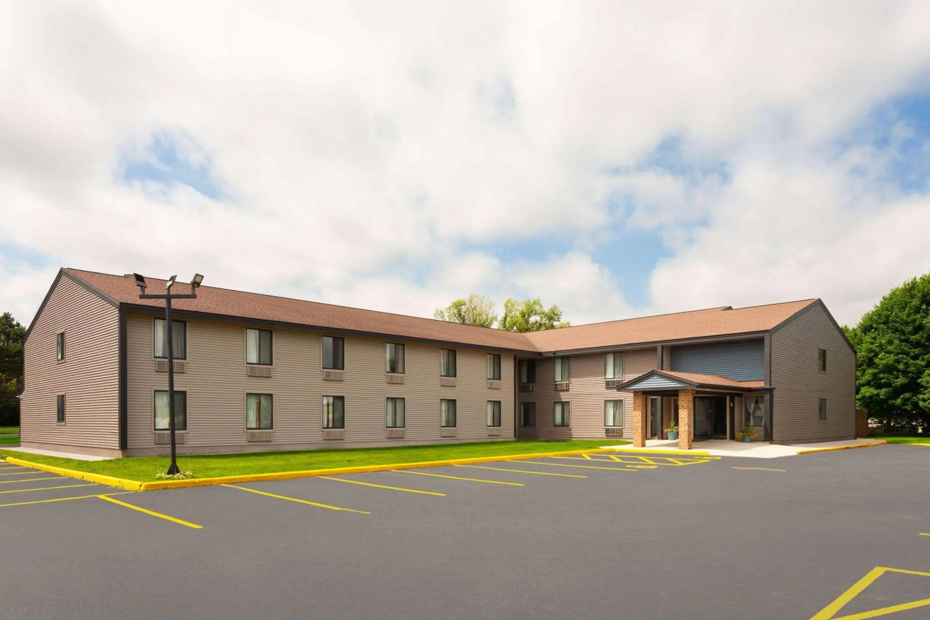 Property building in Super 8 by Wyndham Sun Prairie/Madison E Property building in Super 8 by Wyndham Sun Prairie/Madison E