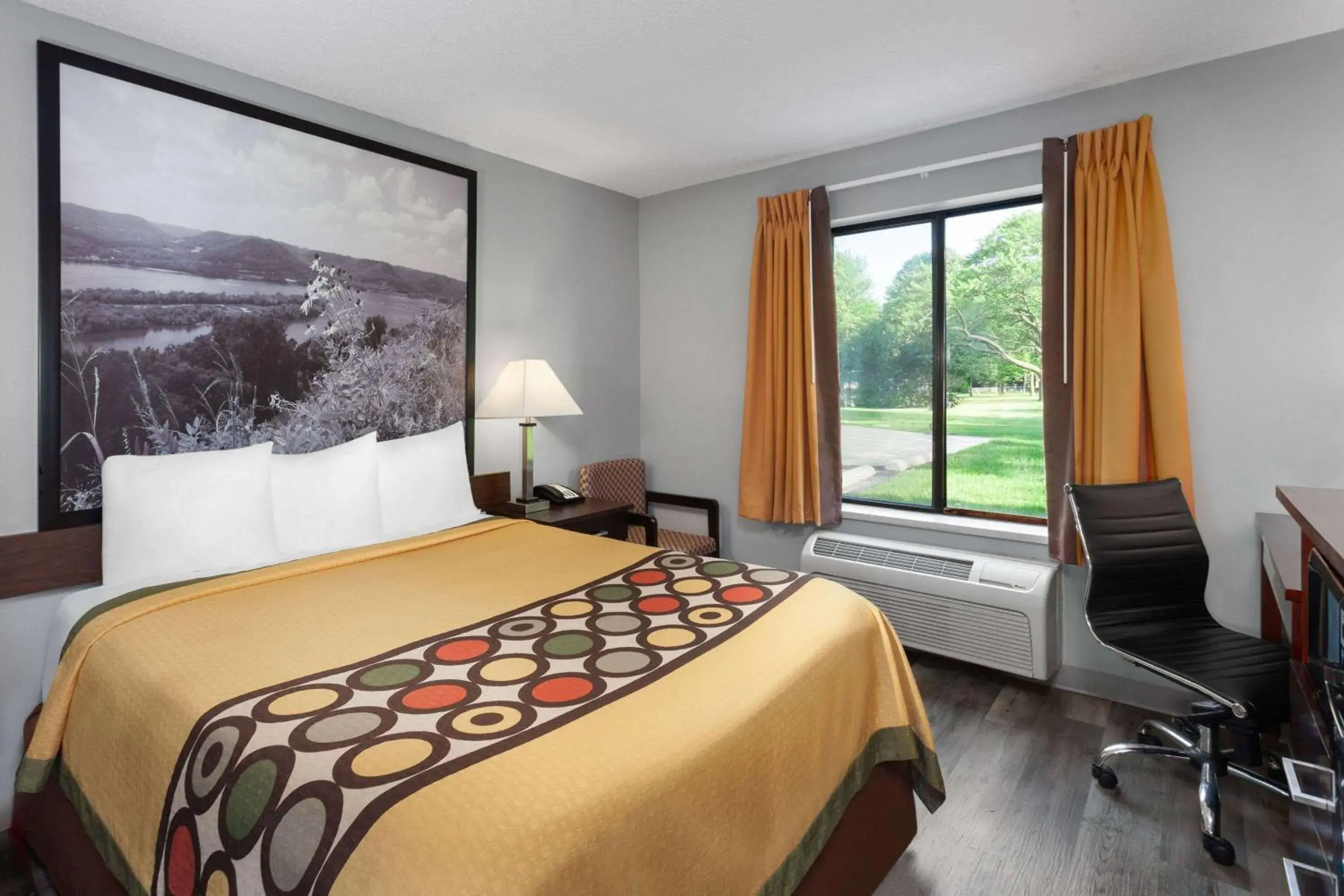 Photo of the whole room, Bed in Super 8 by Wyndham Sun Prairie/Madison E Photo of the whole room, Bed in Super 8 by Wyndham Sun Prairie/Madison E