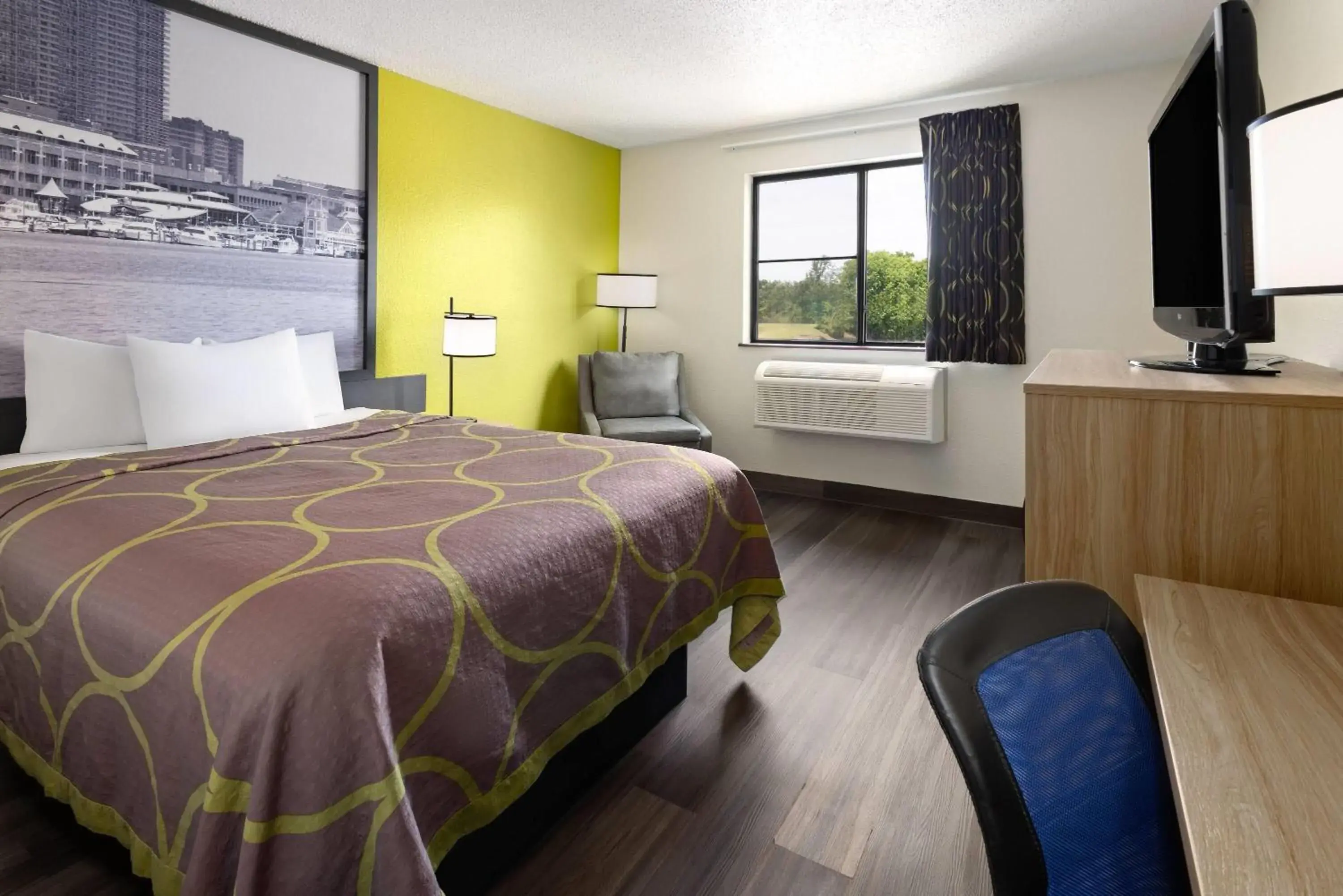 Queen Room - Non-Smoking in Super 8 by Wyndham South Boston VA Queen Room - Non-Smoking in Super 8 by Wyndham South Boston VA