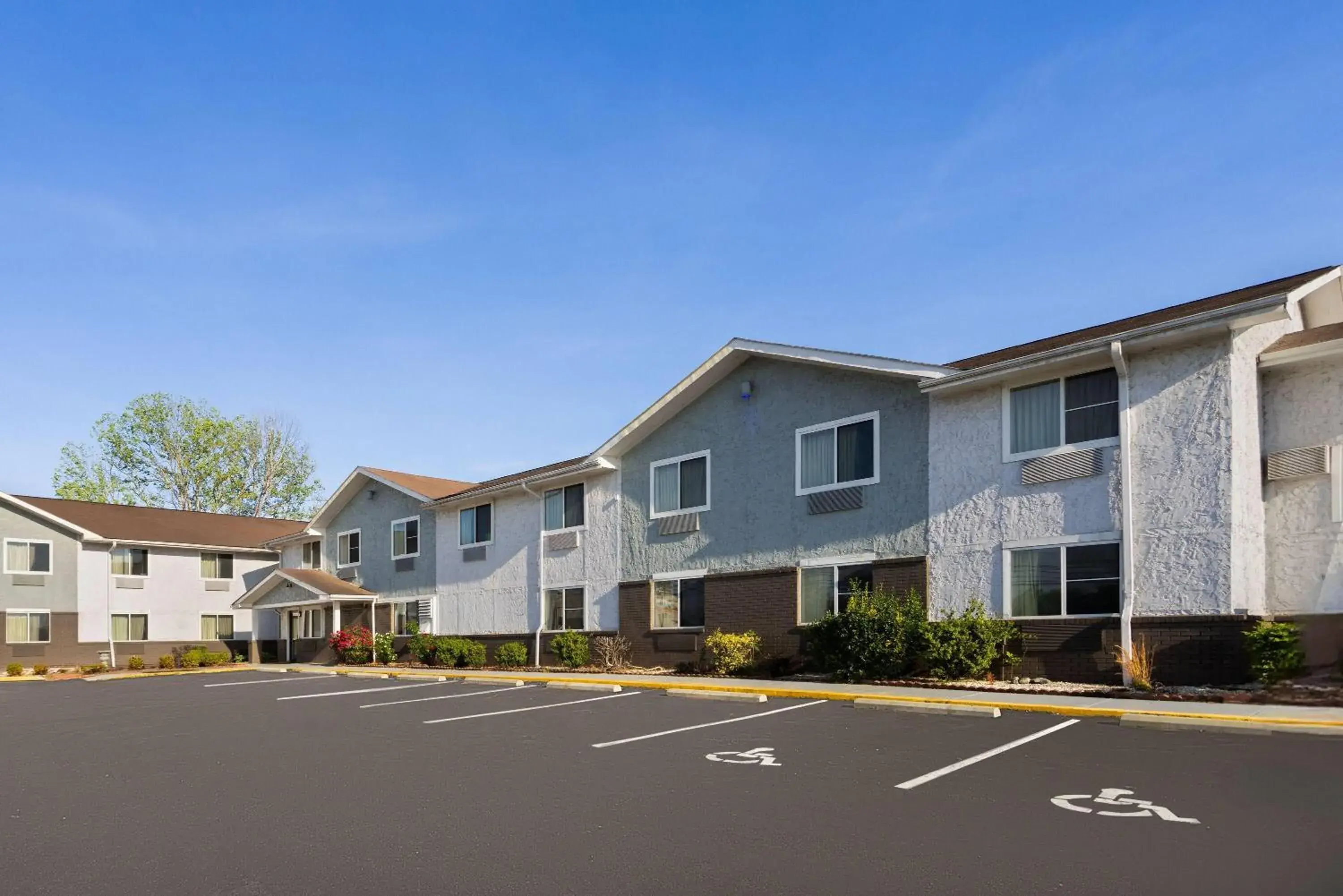 Property building in Super 8 by Wyndham South Boston VA Property building in Super 8 by Wyndham South Boston VA