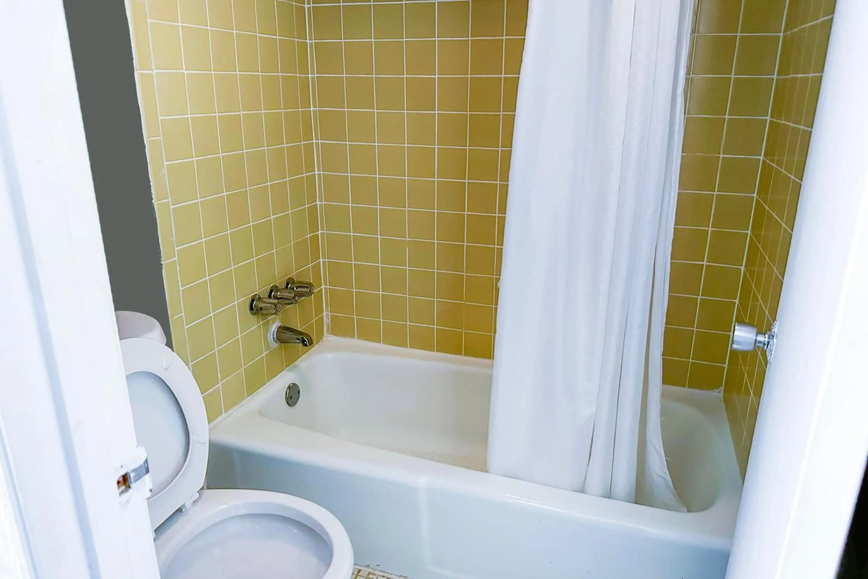 Bathroom in Hahira Inn By OYO near Valdosta