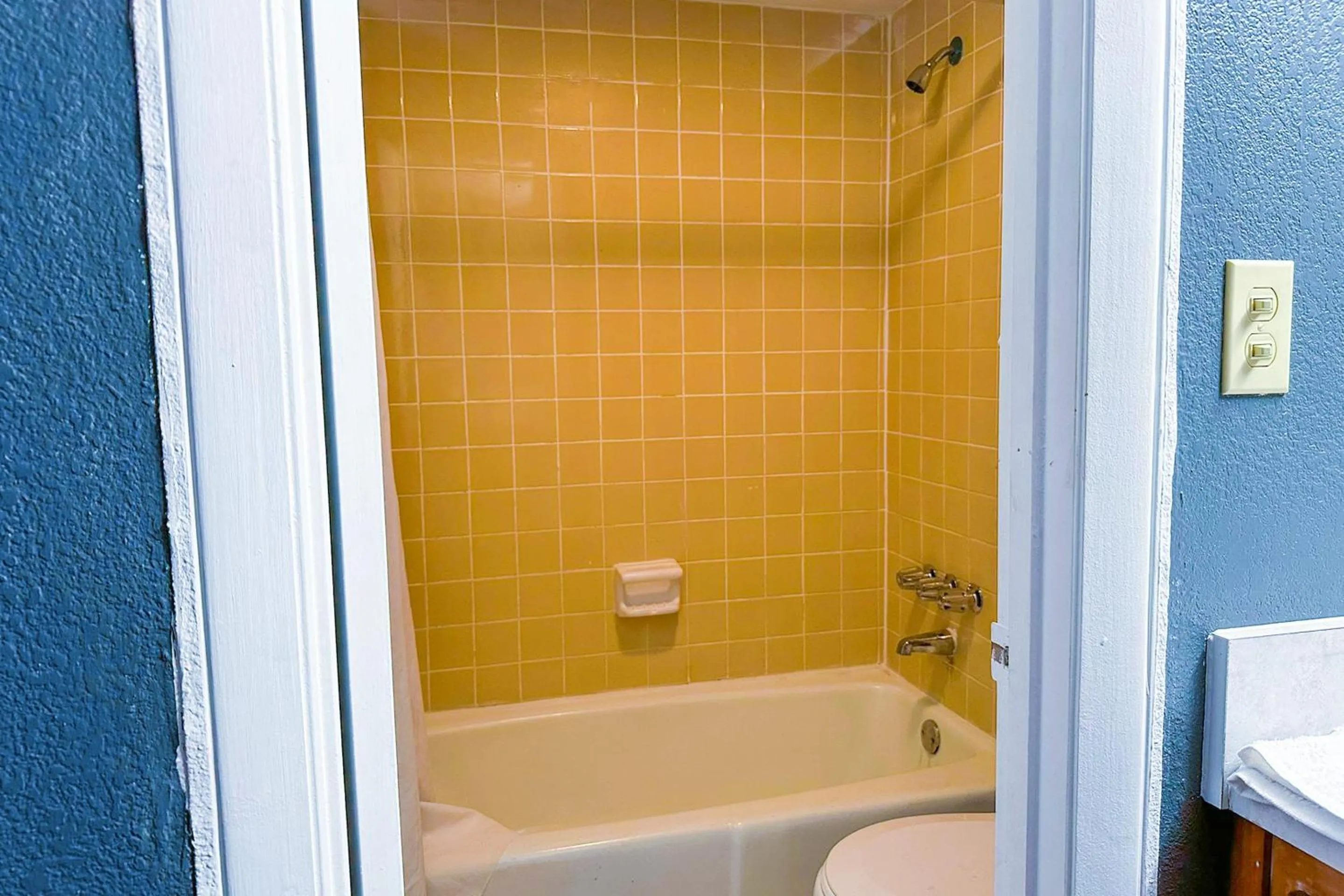 Bathroom in Hahira Inn By OYO near Valdosta