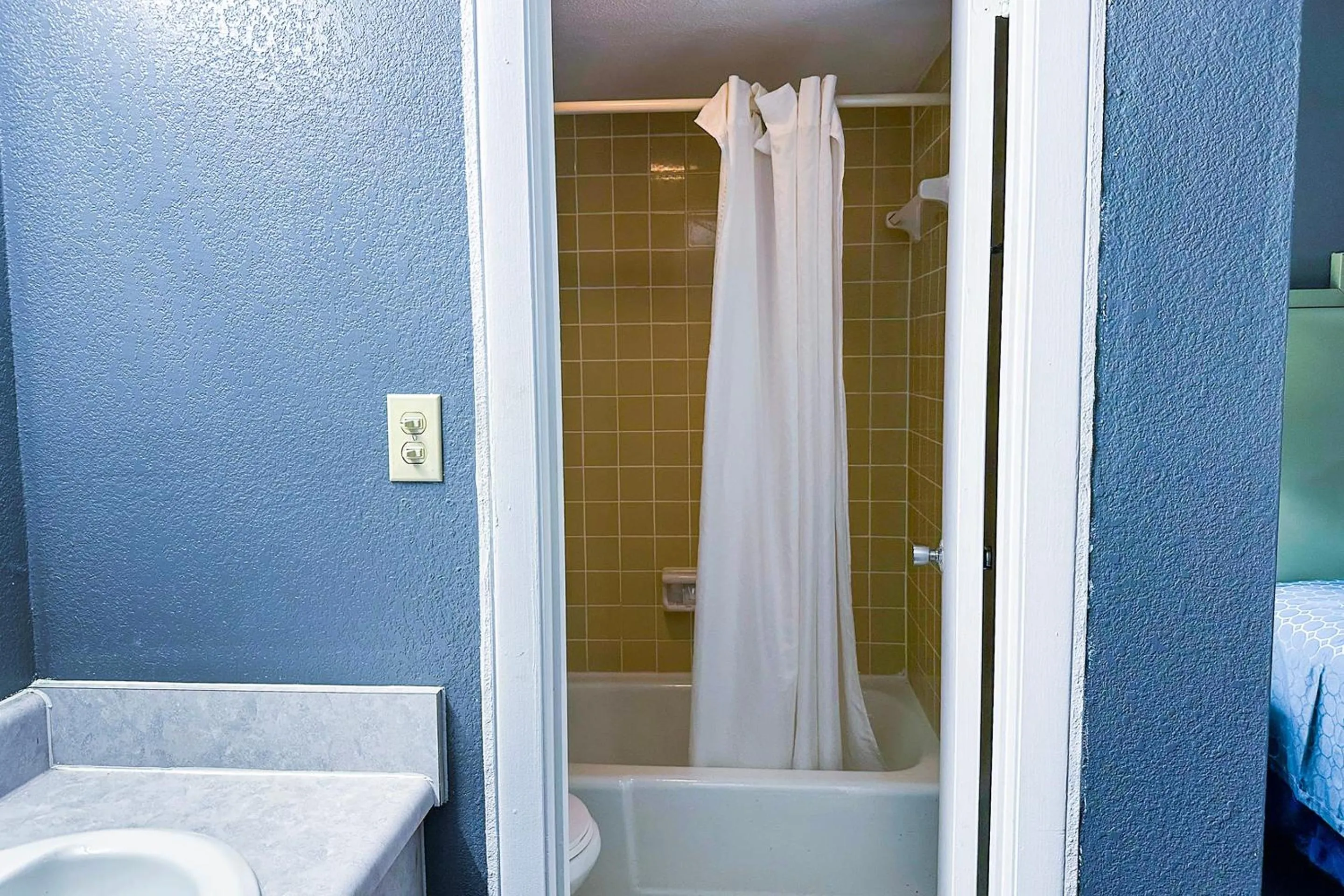 Bathroom in Hahira Inn By OYO near Valdosta